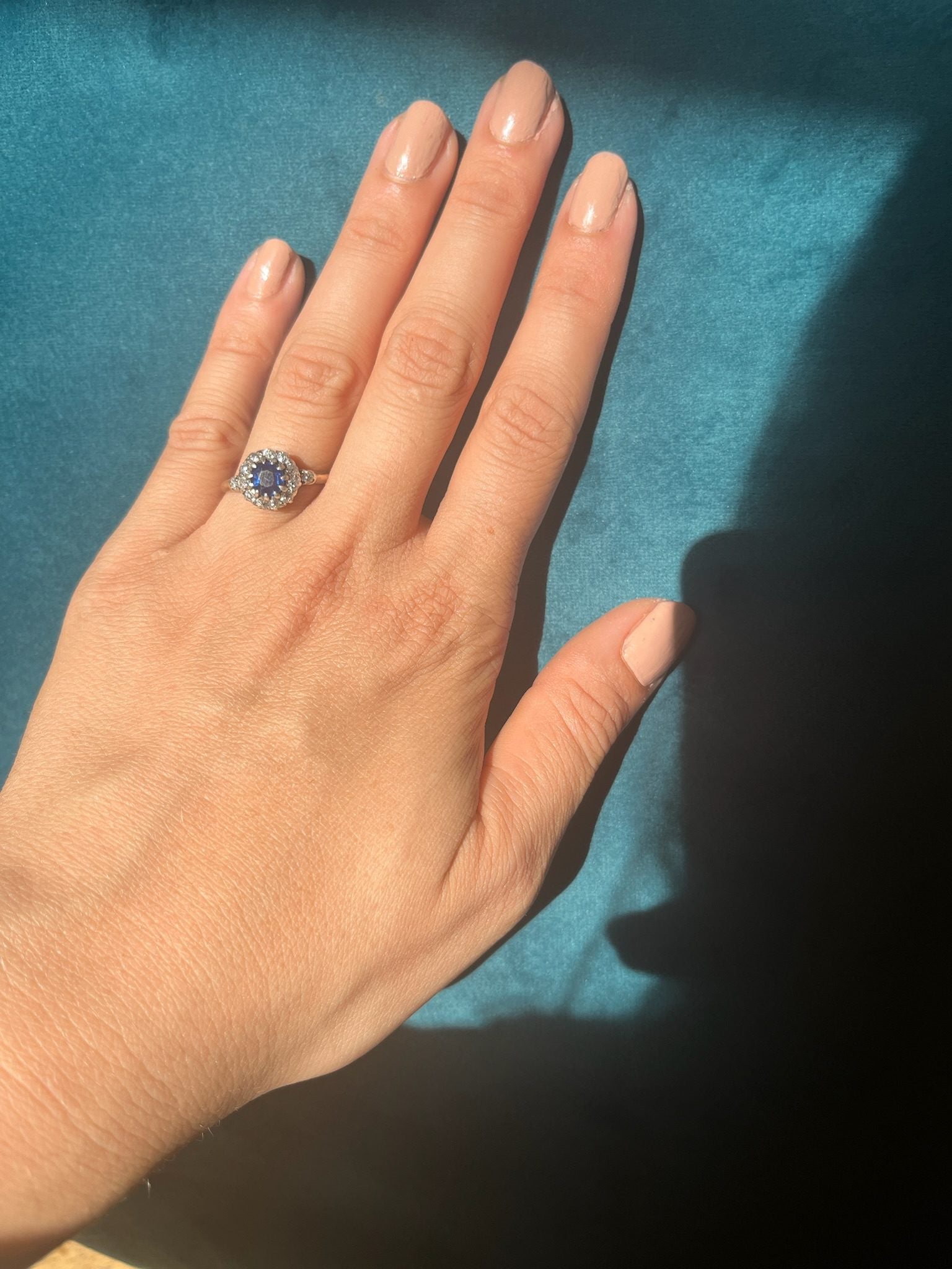 Anillo "Mélia" con margaritas de zafiro azul real y diamantes