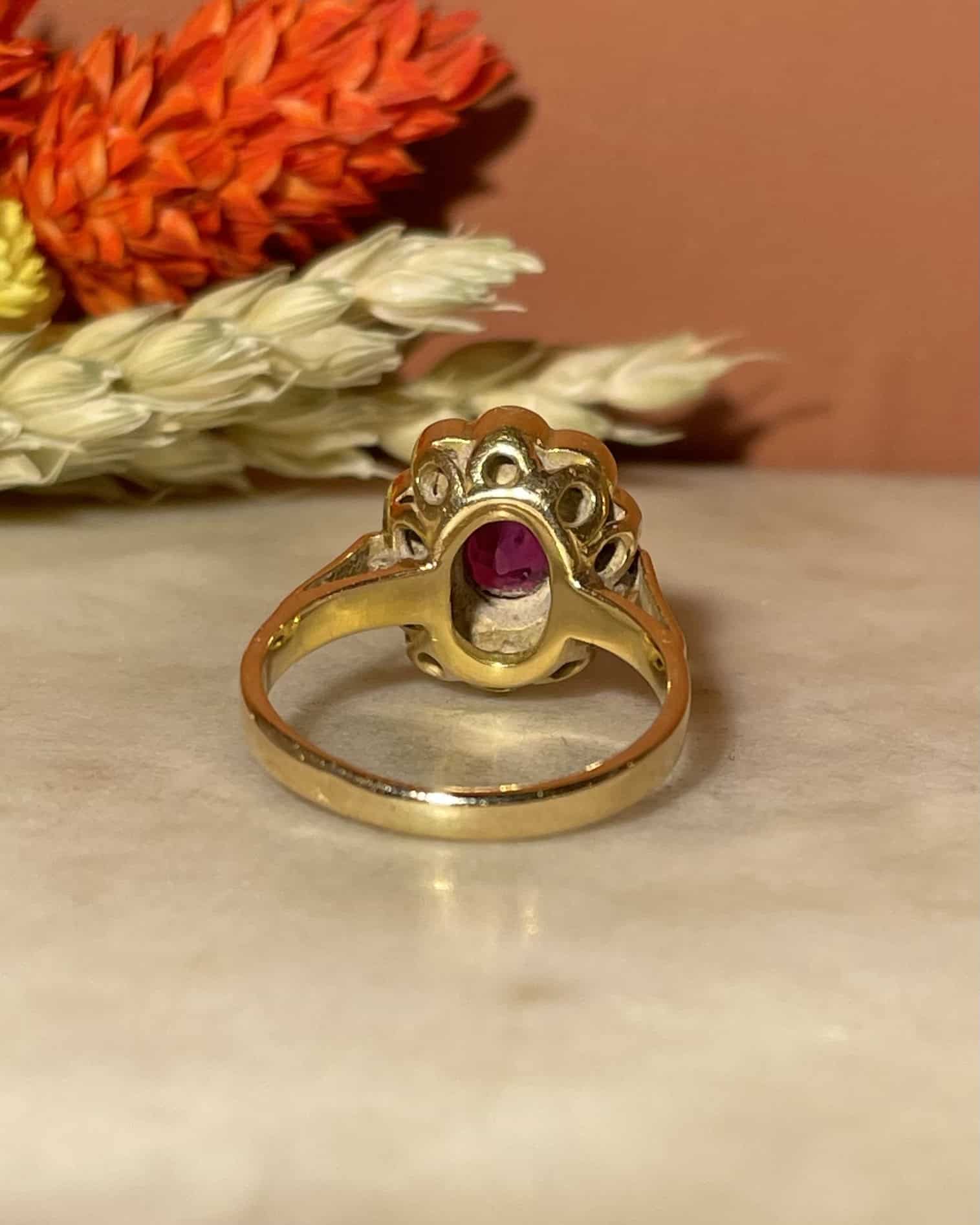 Anillo "Armelle" con rubí de 0,70 quilates y margarita de 10 diamantes