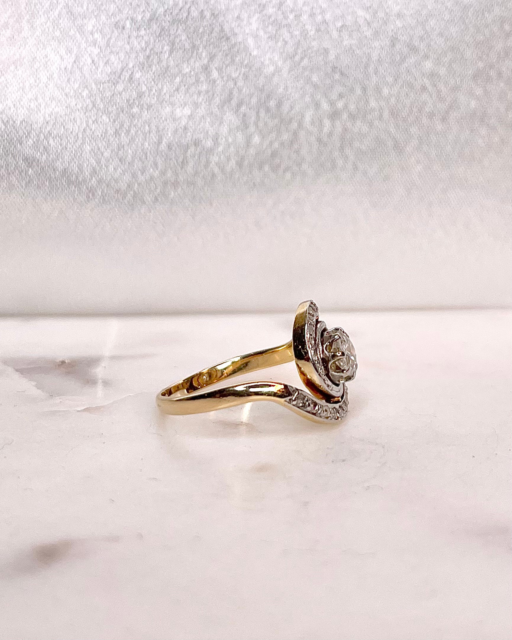 Anillo Art Nouveau Tourbillon Diamantes 0.65 quilates "Lioren"