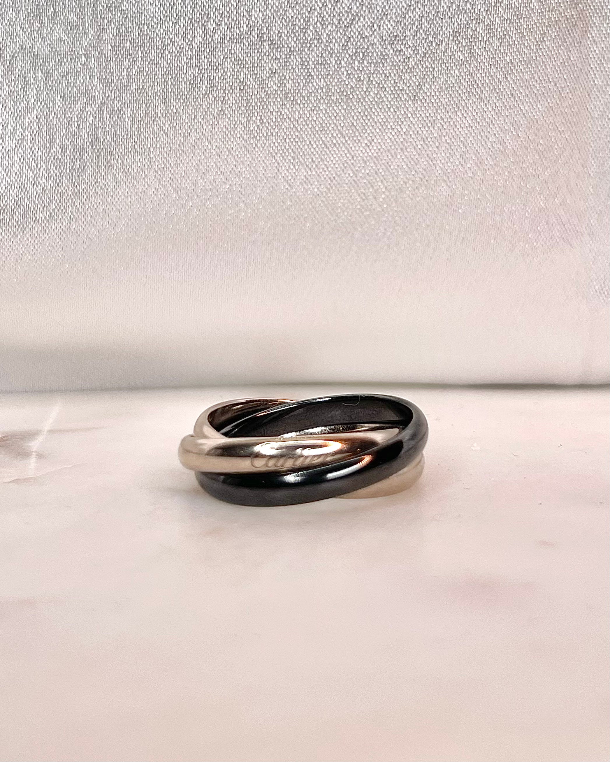Anillo Cartier Trinity Oro Gris 18 quilates y Cerámica