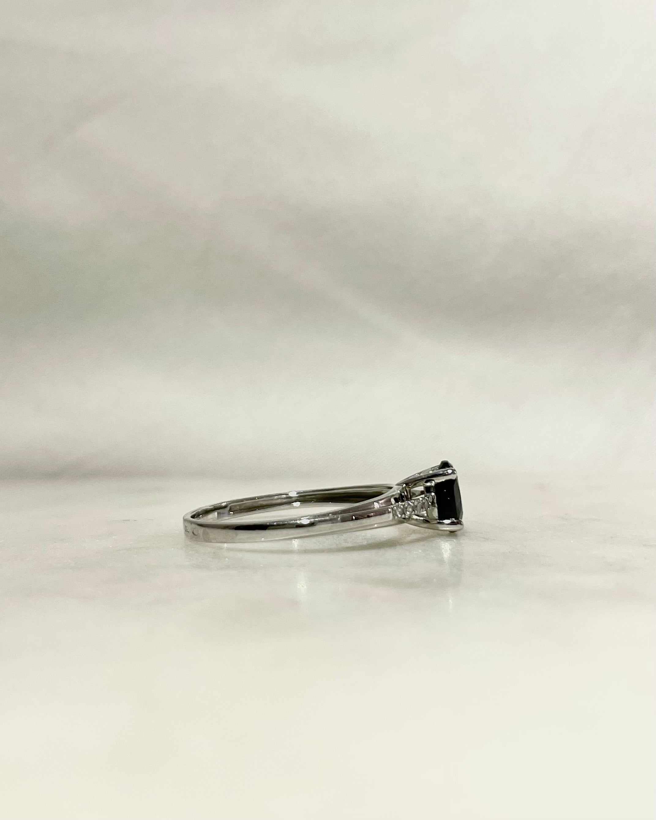 Bague Solitaire Saphir 0.65 carat & Diamants "Oxa"