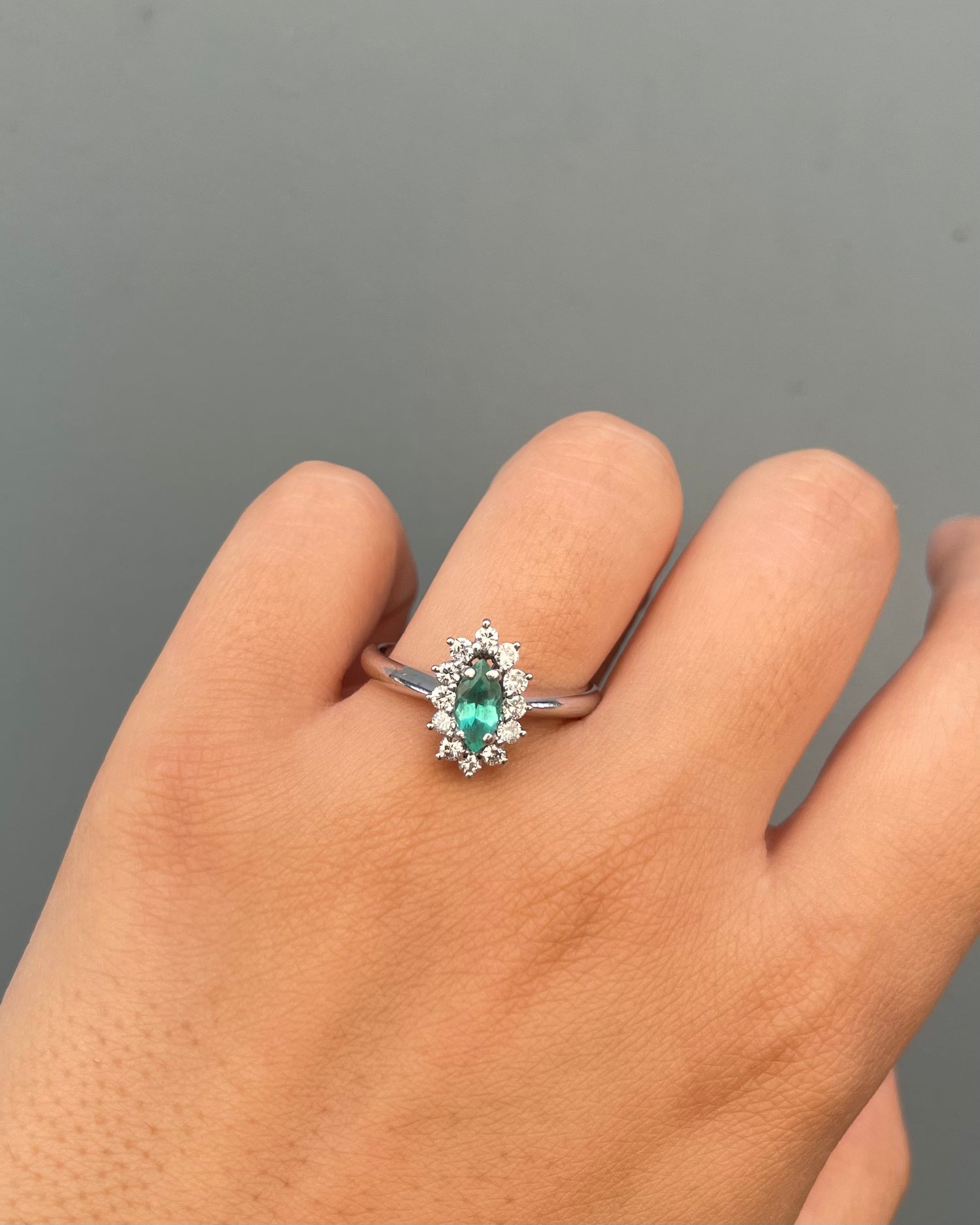 Bague Marguerite Emeraude 0.80 carat & Diamants "Adéla"