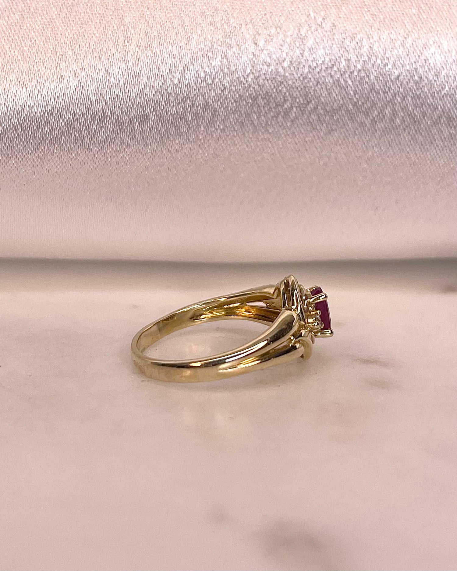 Bague Tourbillon Style Art-Déco Rubis 0.80 carat et Diamants "Nolinea"