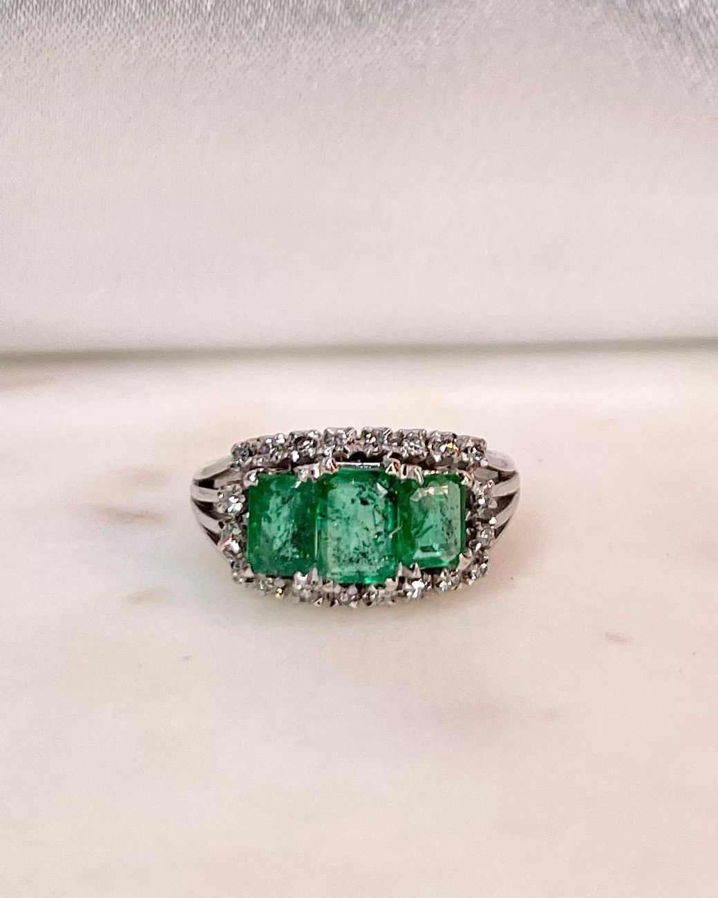 Anillo Trilogía Esmeraldas 1.60 quilates y Diamantes “Ravi”