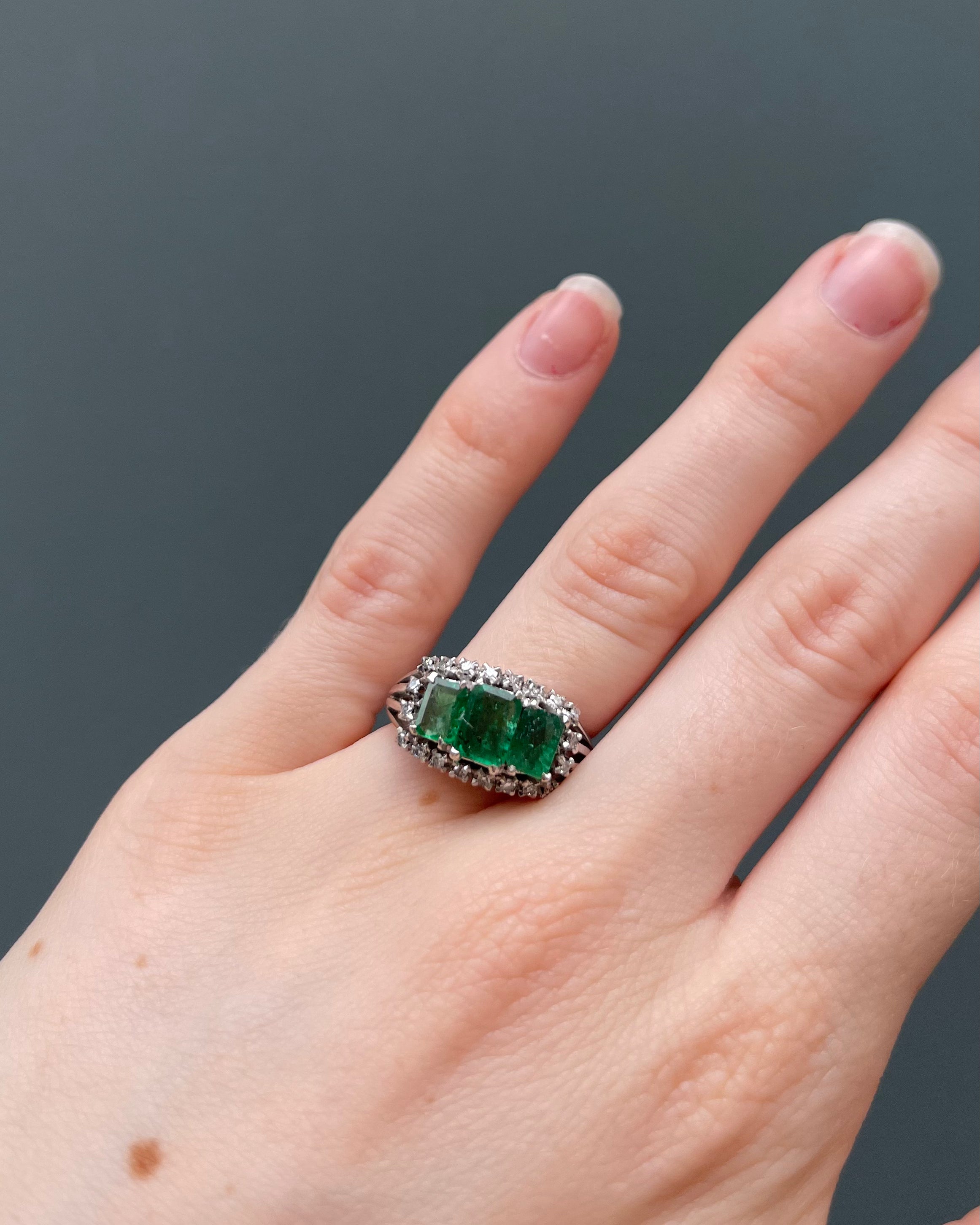 Anillo Trilogía Esmeraldas 1.60 quilates y Diamantes “Ravi”