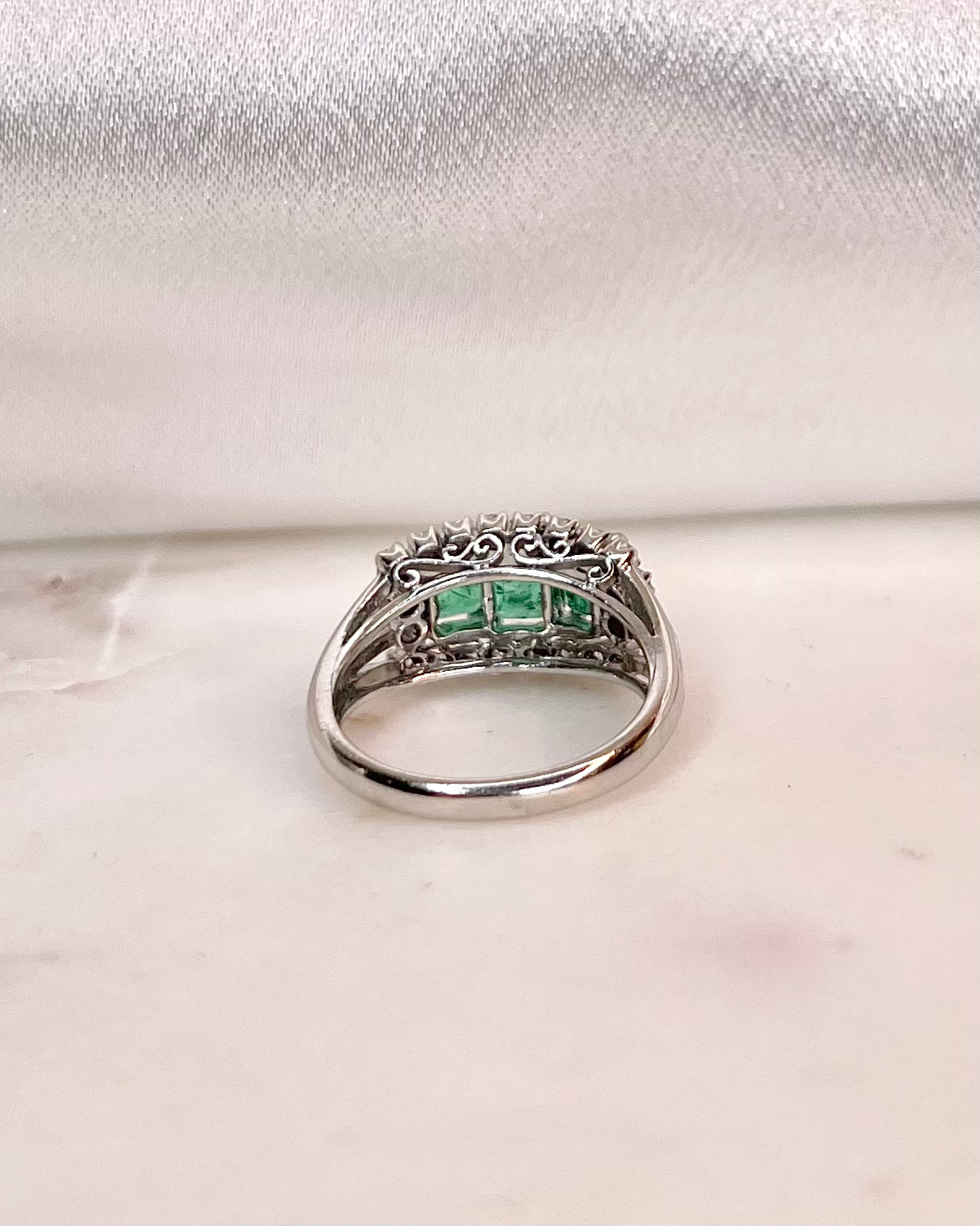 Anillo Trilogía Esmeraldas 1.60 quilates y Diamantes “Ravi”