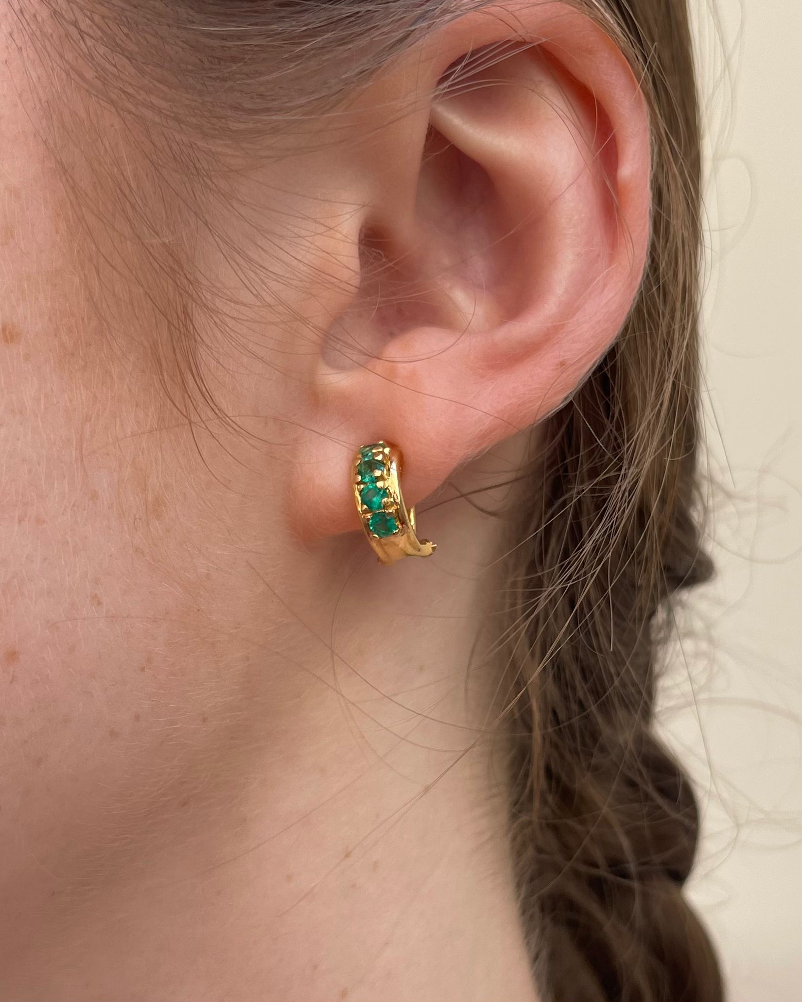 Boucles Demi-Créoles Émeraudes 0.67 carat "Loeva"