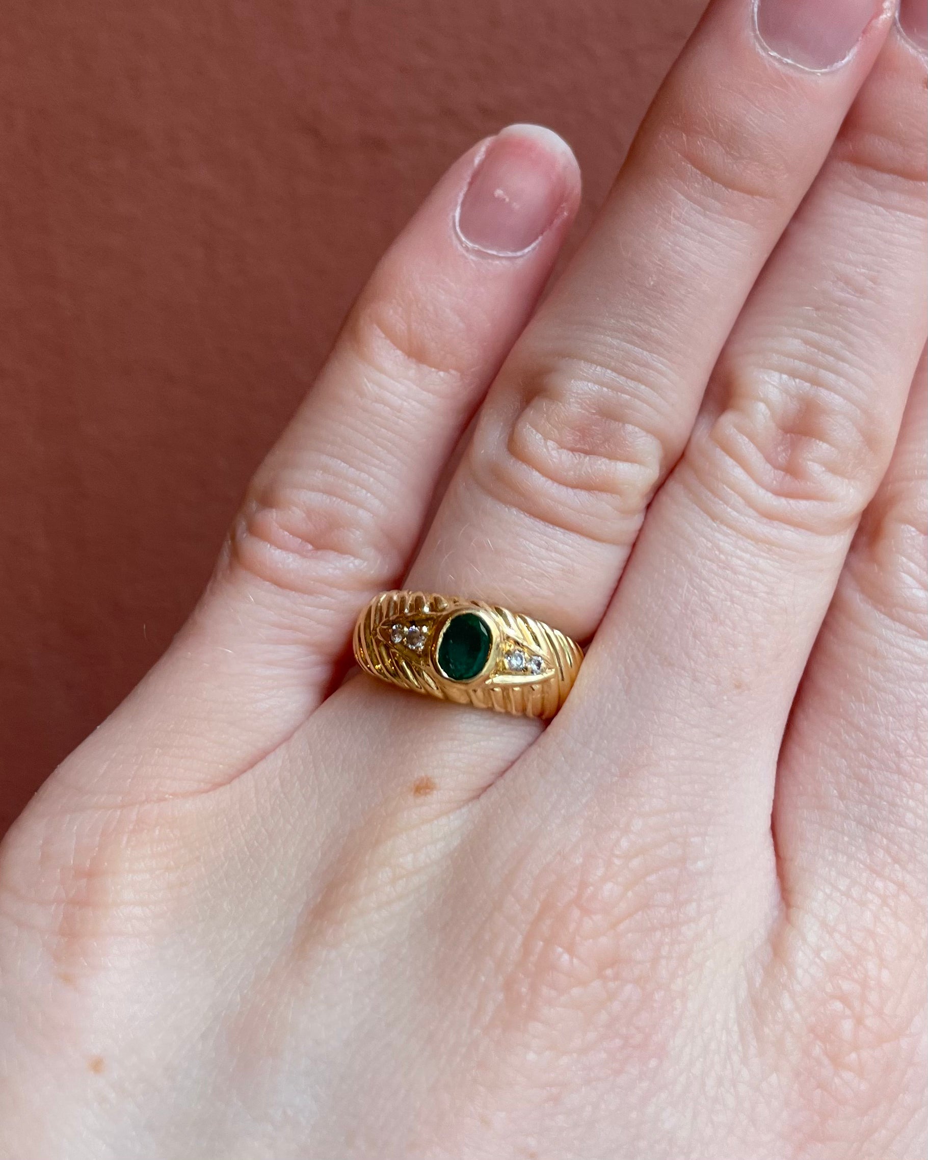Anillo de banda esmeralda 0.35 quilates y diamantes “Timaé”