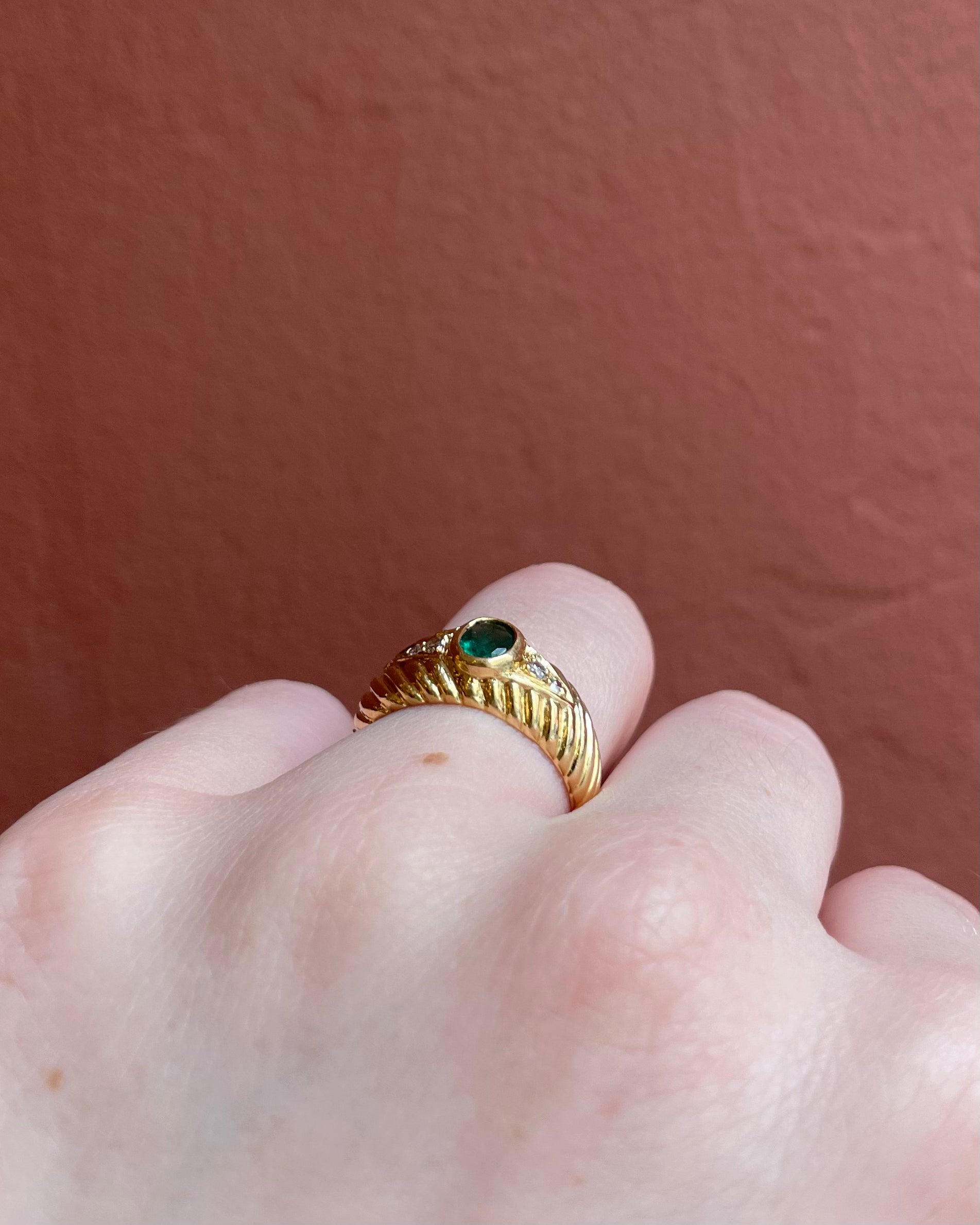 Anillo de banda esmeralda 0.35 quilates y diamantes “Timaé”