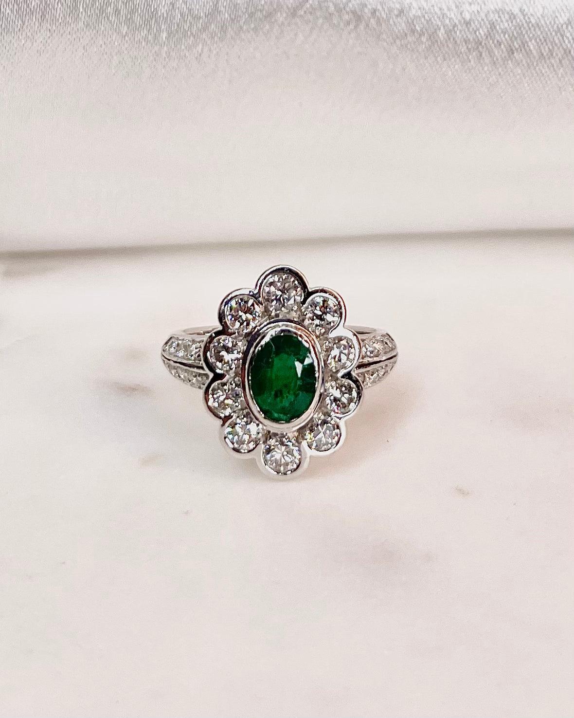 Bague Marguerite Émeraude 1.20 carat & 30 Diamants “Aziel” - Elliade Paris