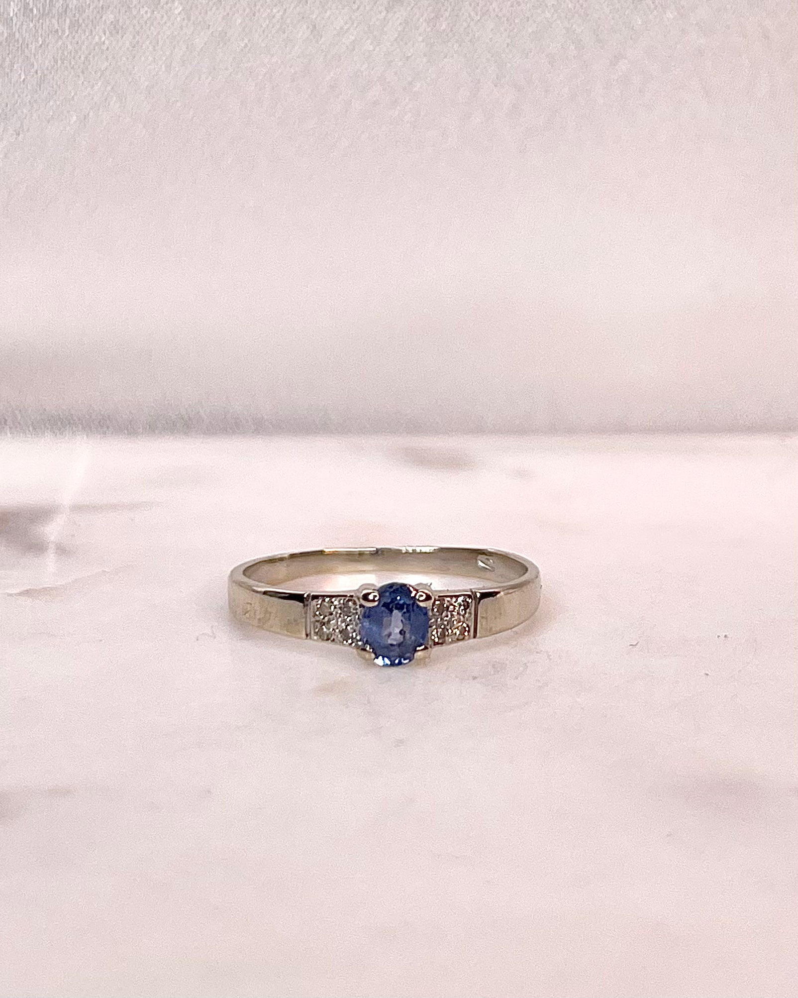 Anillo de banda zafiro 0.40 quilates y diamantes "Azilis"