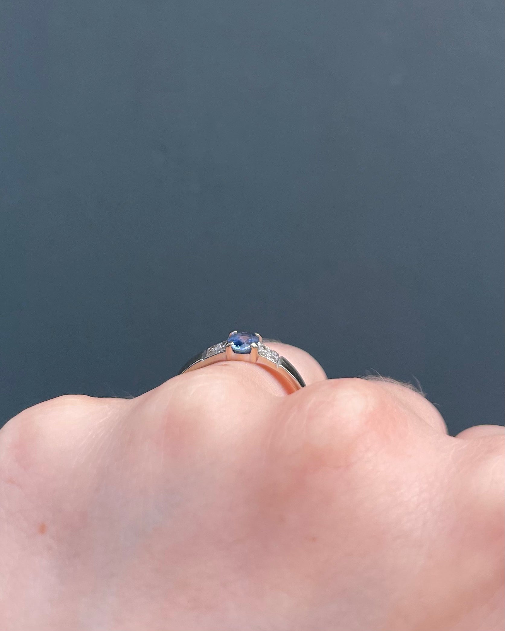 Anillo de banda zafiro 0.40 quilates y diamantes "Azilis"