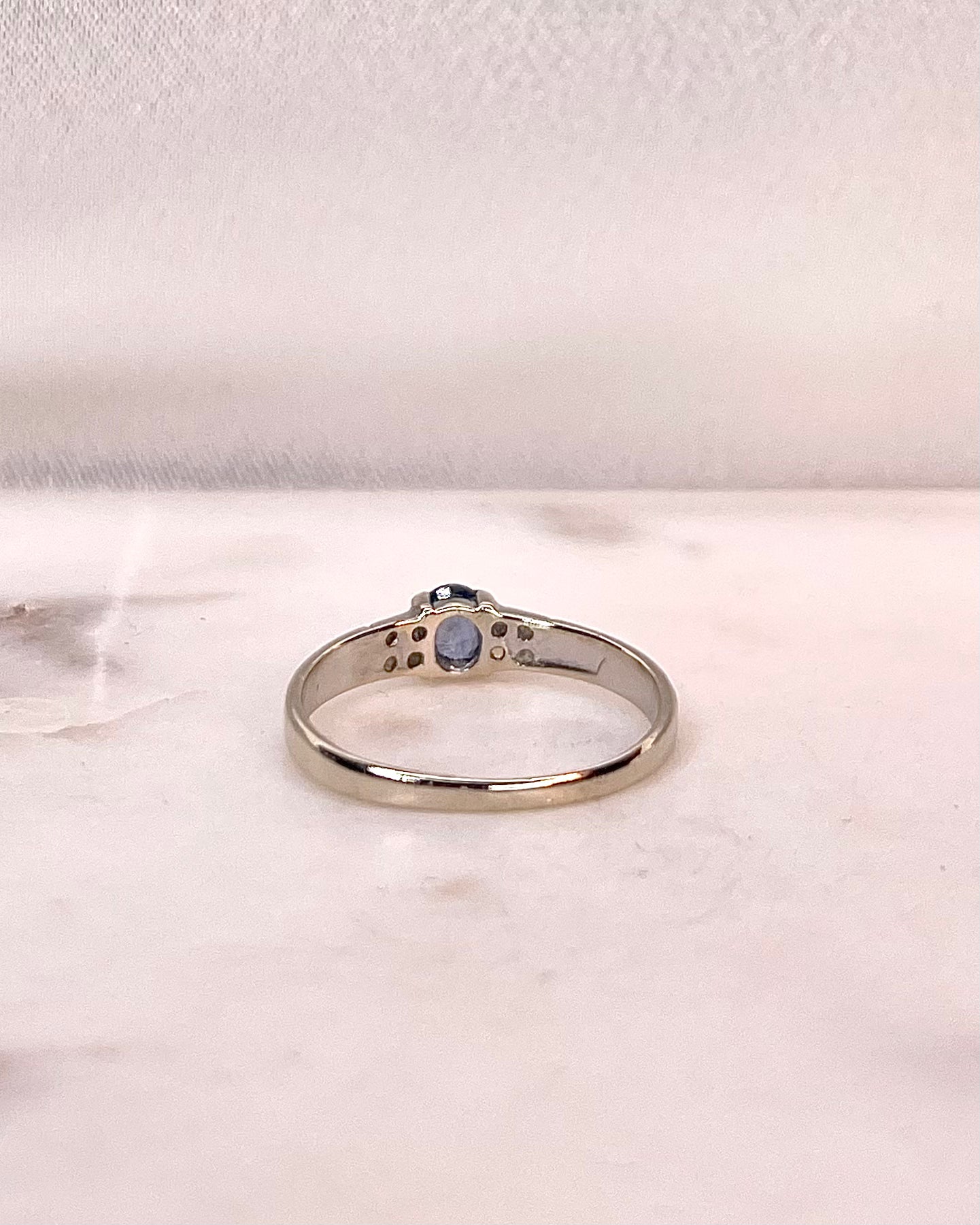 Anillo de banda zafiro 0.40 quilates y diamantes "Azilis"
