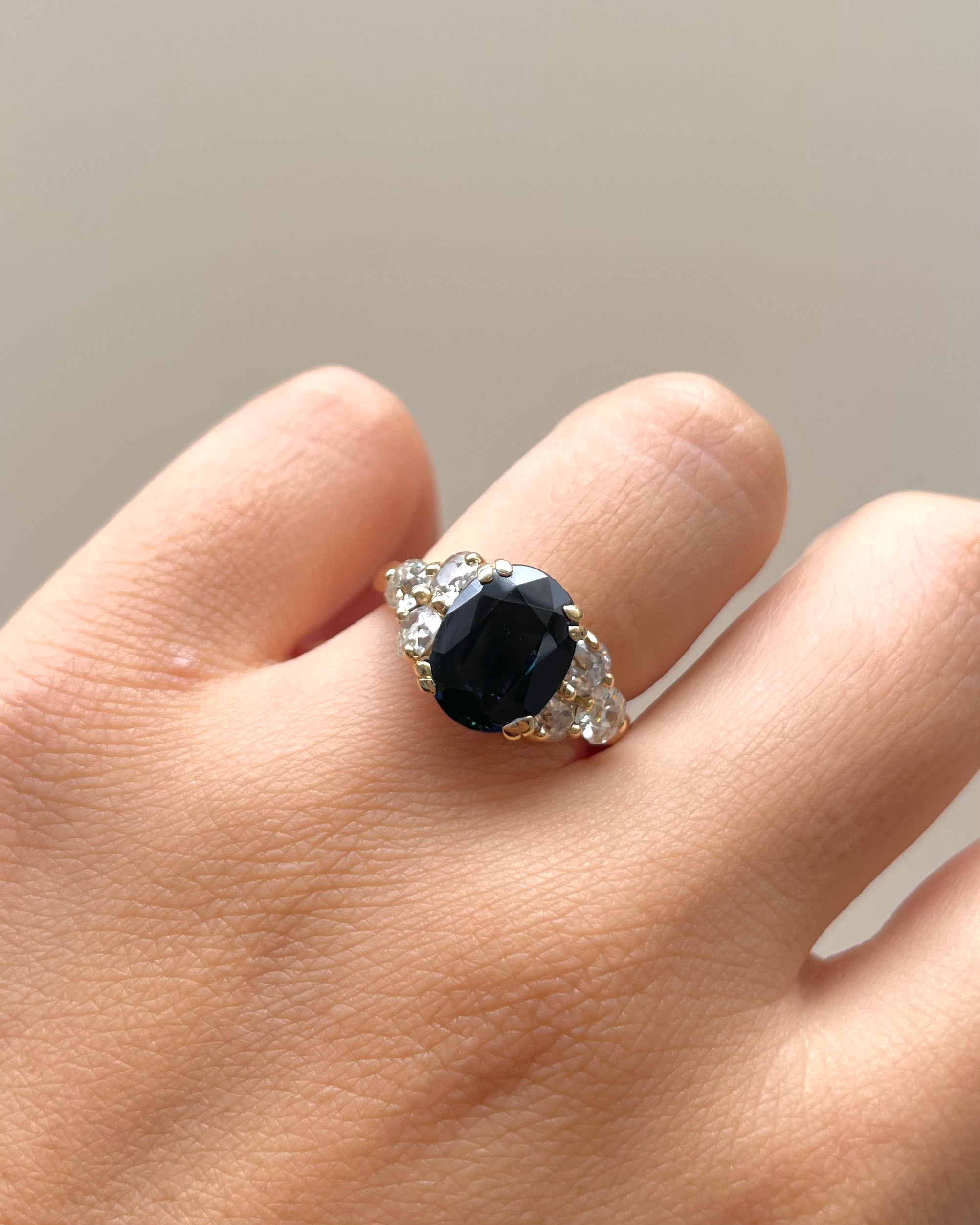 Anillo Trilogía Zafiro 3.40 quilates y Diamantes "Erika"