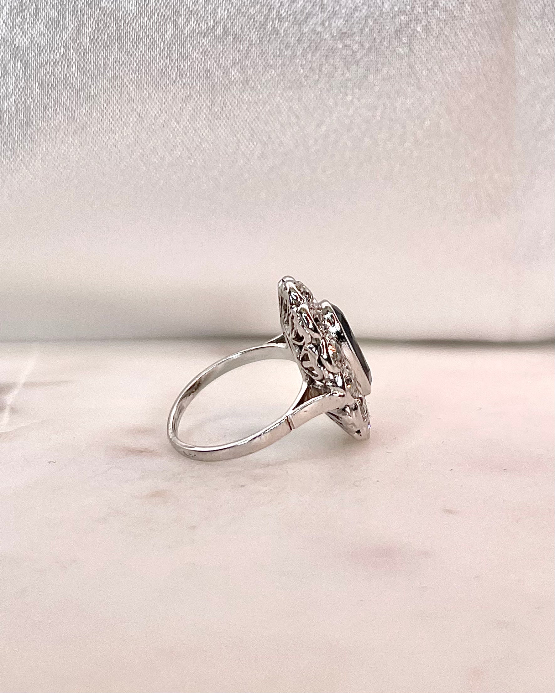 Anillo Margarita Zafiro 2.80 quilates y Diamantes "Leona"