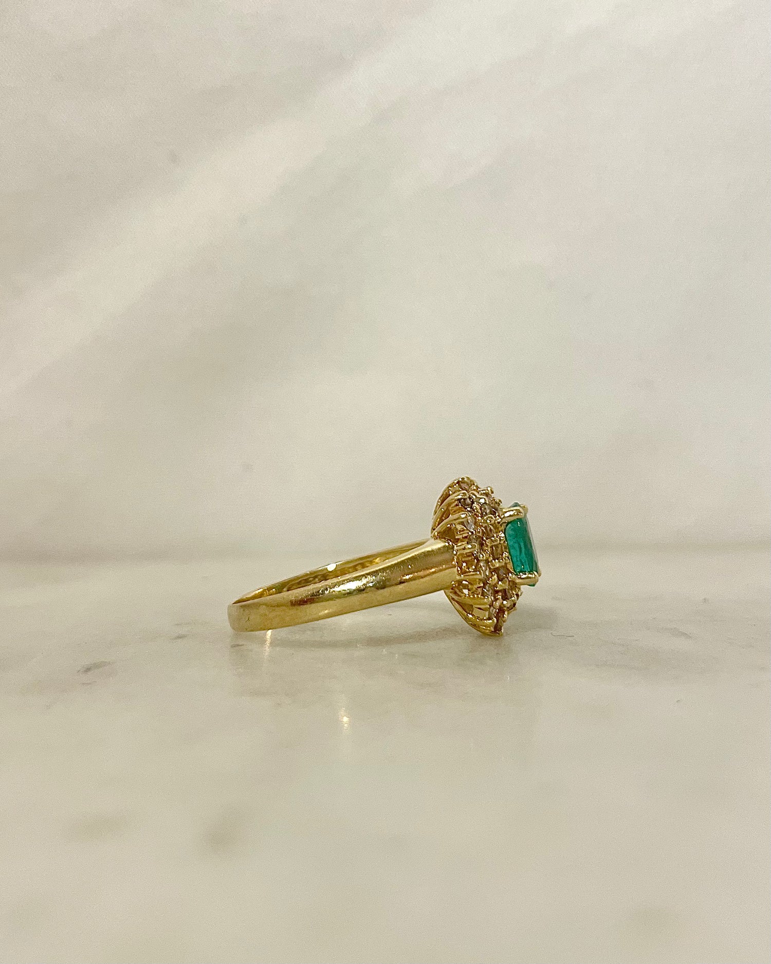 Bague Marguerite Émeraude 0.60 carat & Diamants “Mazarine”