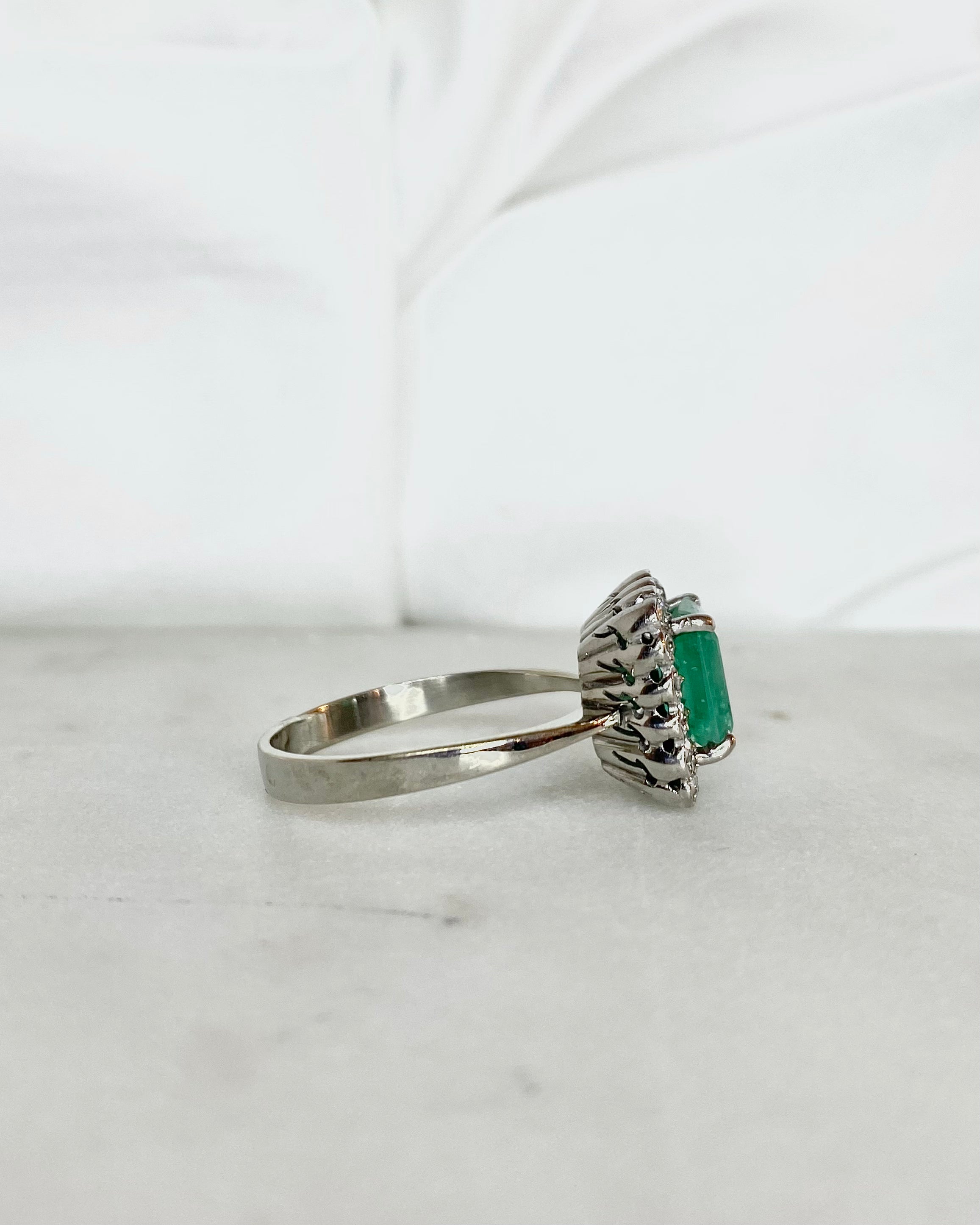 Bague Marguerite Émeraude 1.90 carat & Diamants "Rozenn"