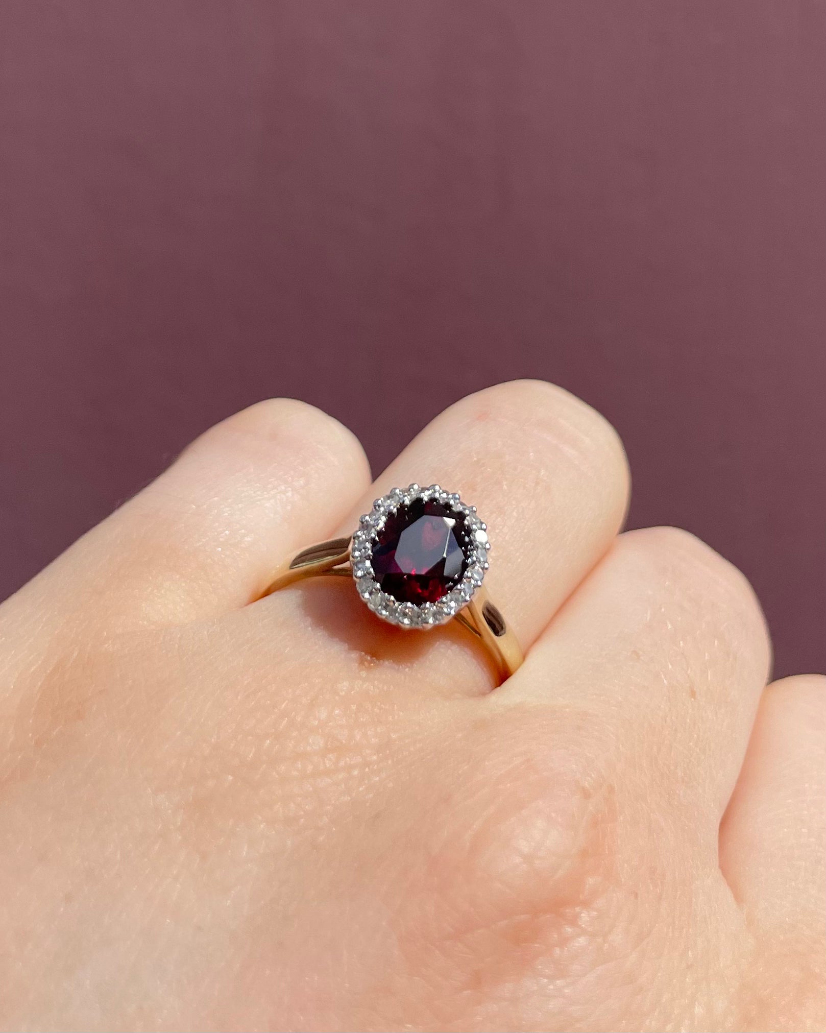 Anillo Margarita Granate 2 quilates y Diamantes "Indira"
