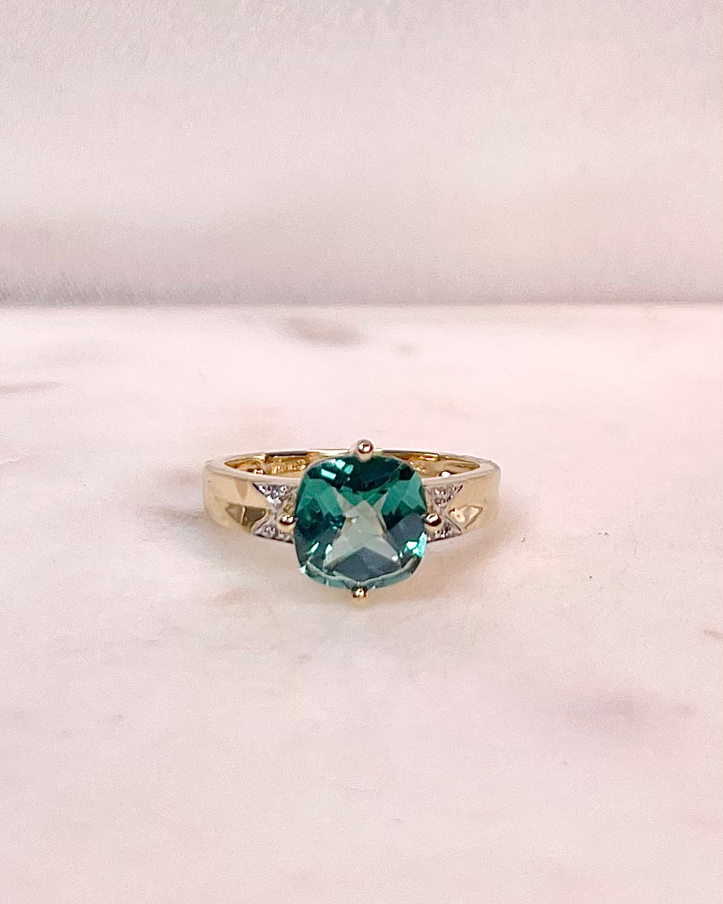 Anillo Trilogía Topacio 2.30 quilates y Diamantes "Liorine"