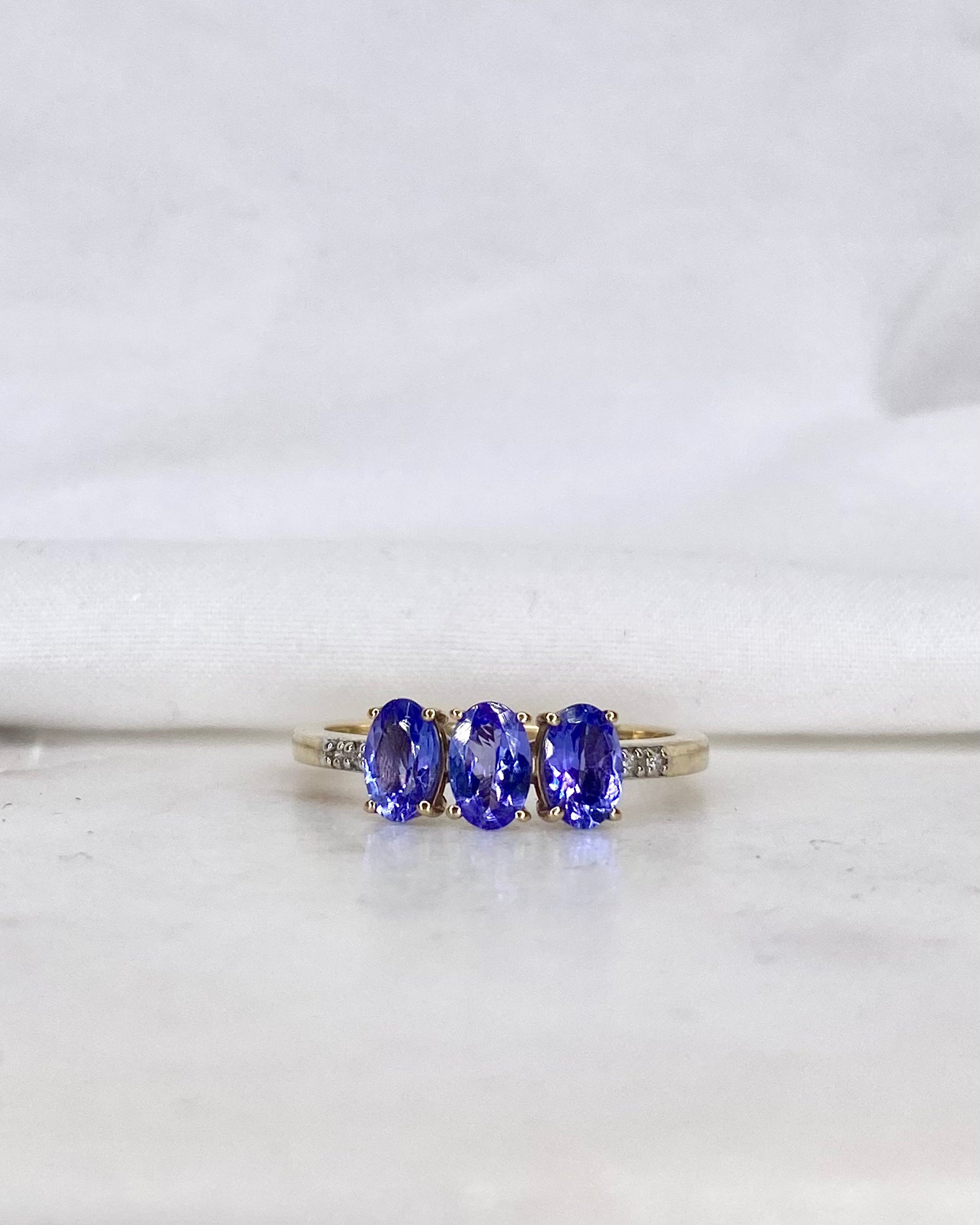 Anillo Trilogía Tanzanitas 1.65 quilates y Diamantes "Agathe"