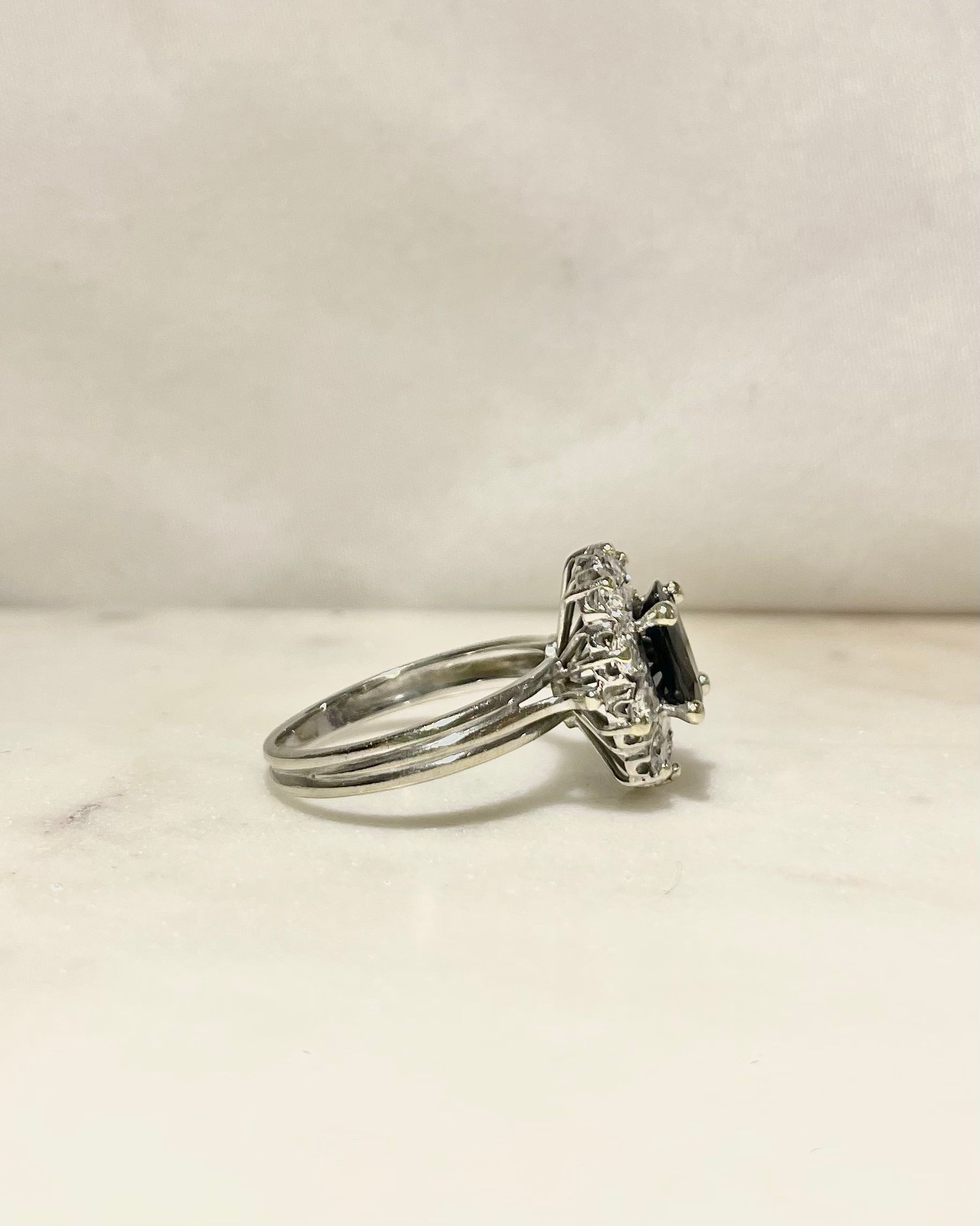 Anillo Margarita Zafiro 1.90 quilates y Diamantes 0.50 quilates "Joélya"