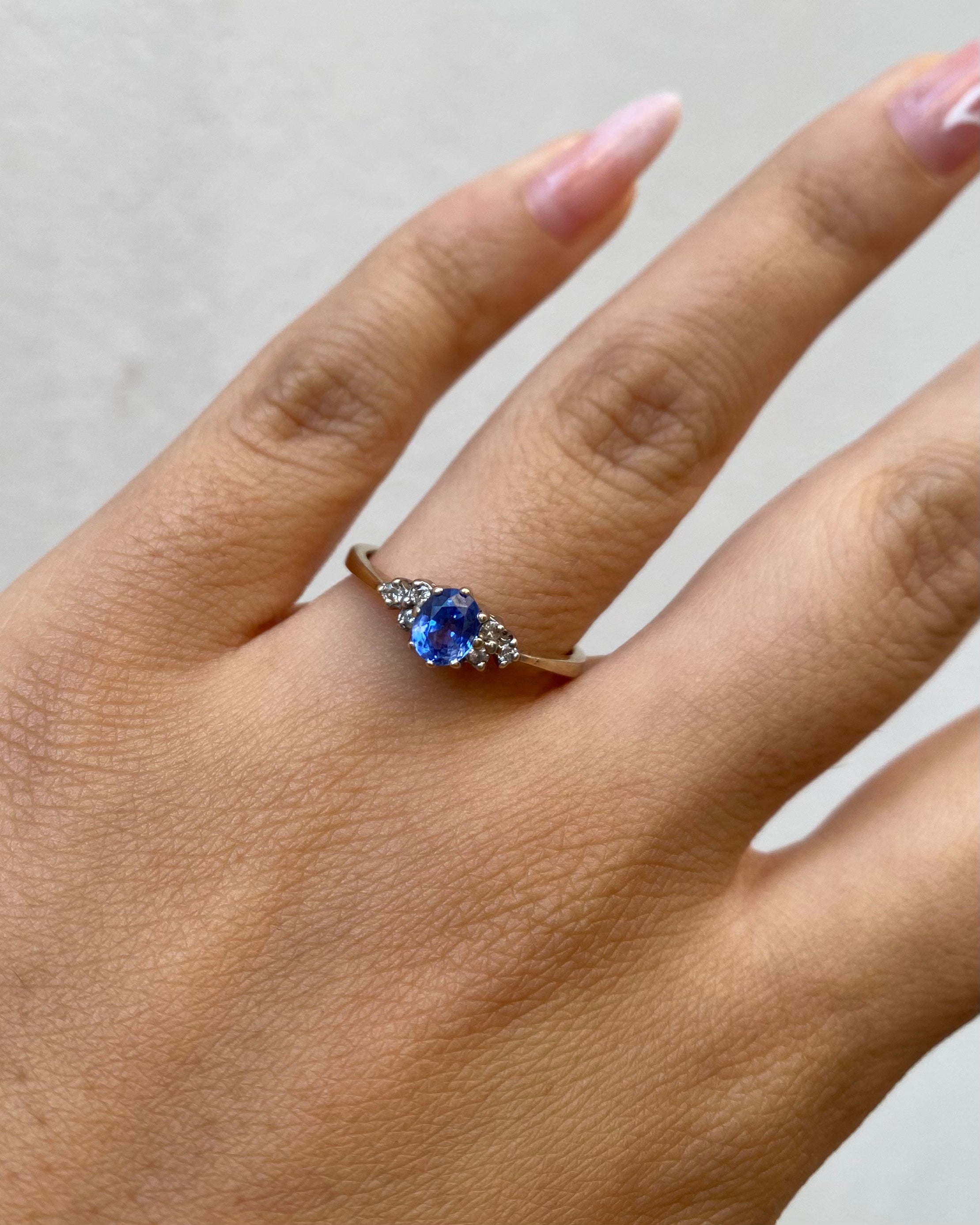 Anillo Trilogía Zafiro 0.70 quilates y Diamantes "Olivia"