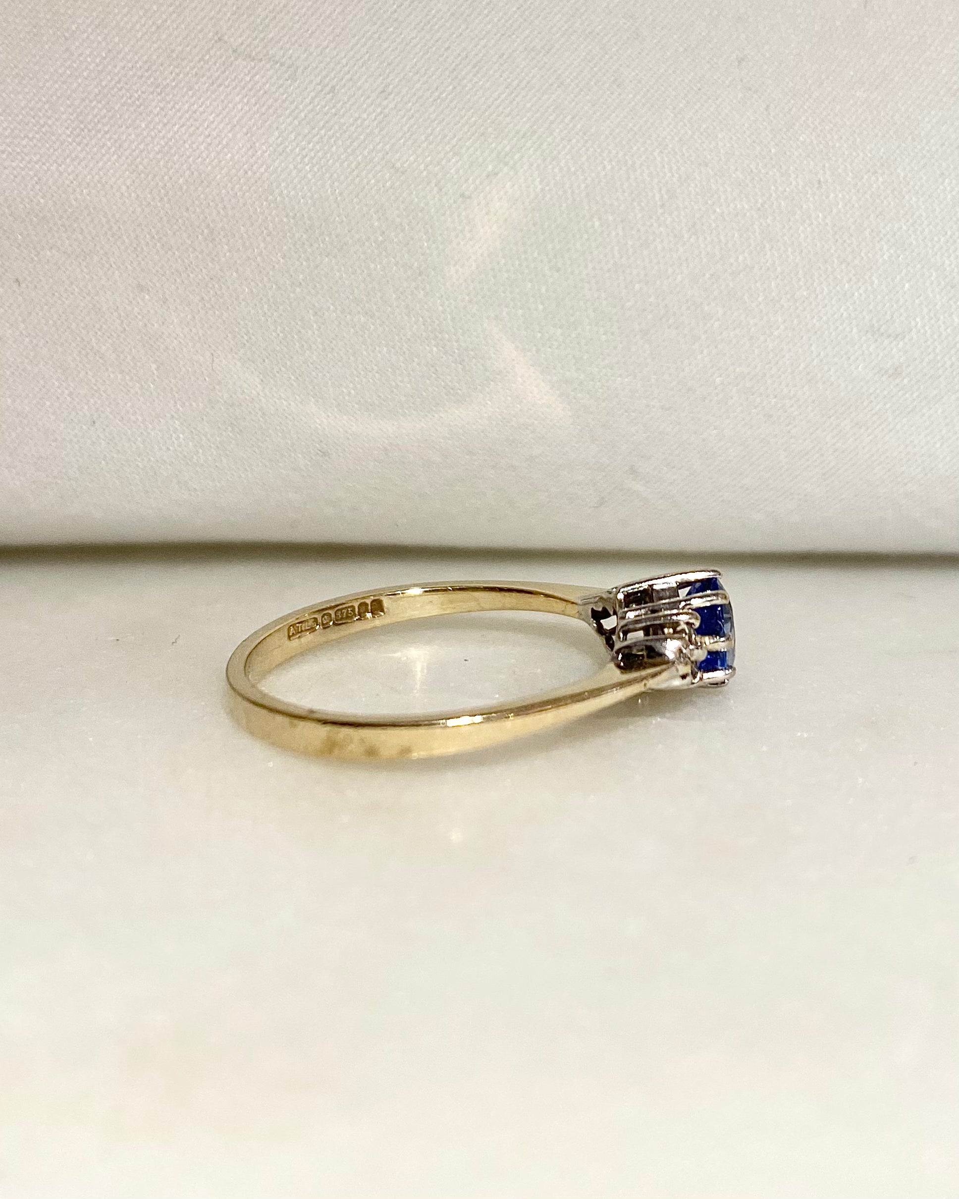 Anillo Trilogía Zafiro 0.70 quilates y Diamantes "Olivia"