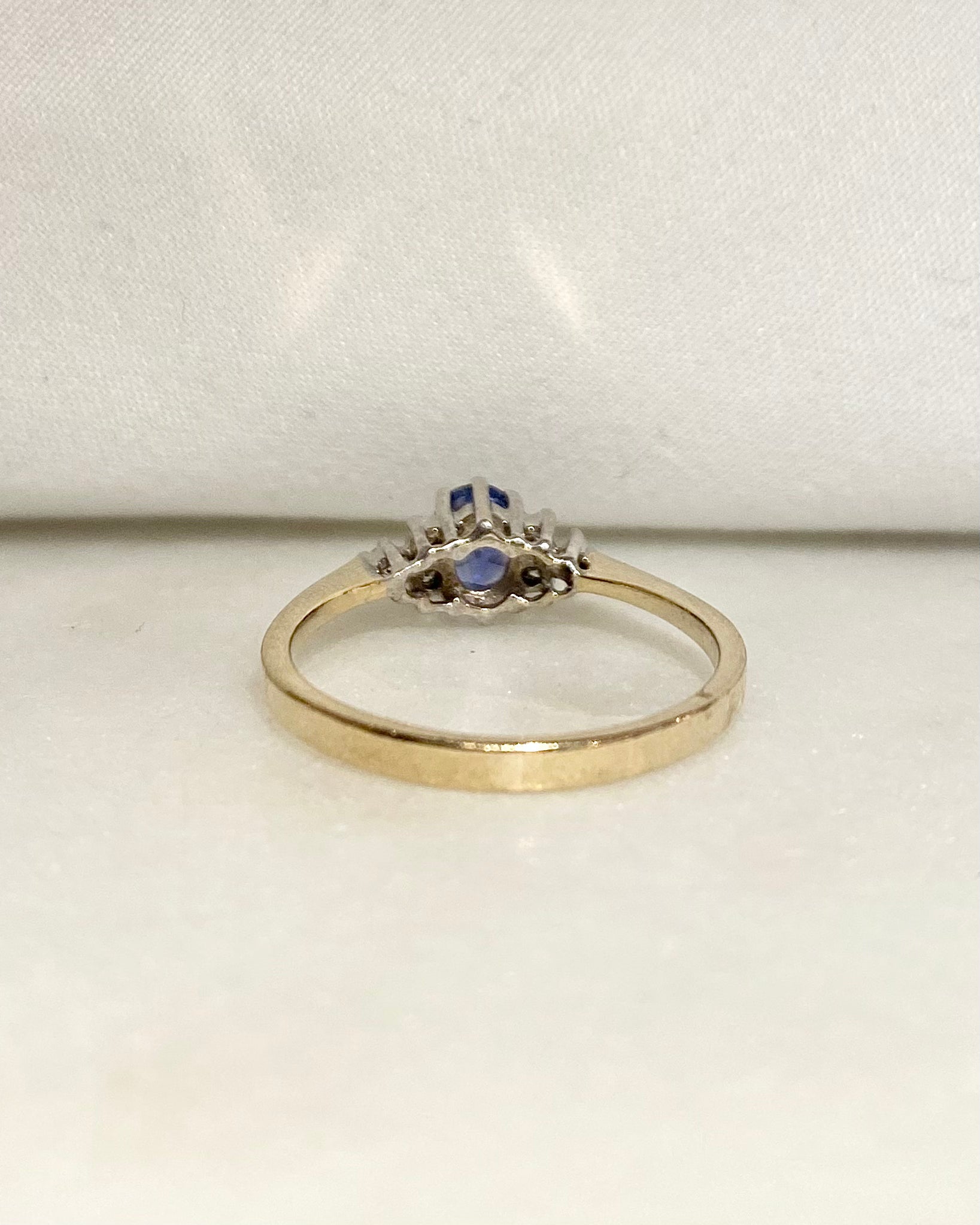 Anillo Trilogía Zafiro 0.70 quilates y Diamantes "Olivia"