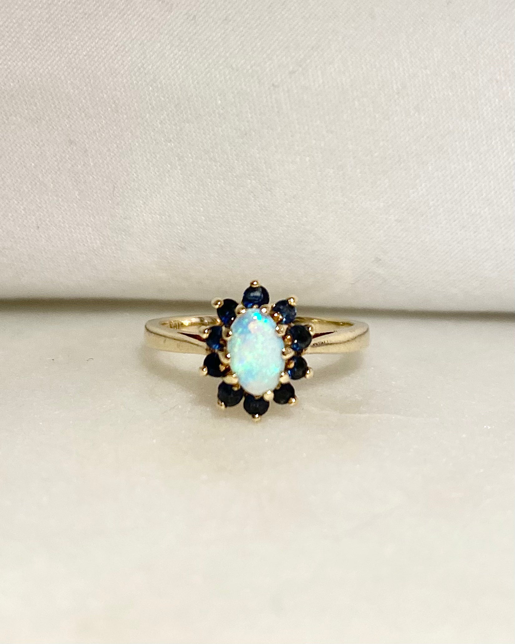 Anillo Margarita Ópalo 0.45 quilates y Zafiros "Alice"