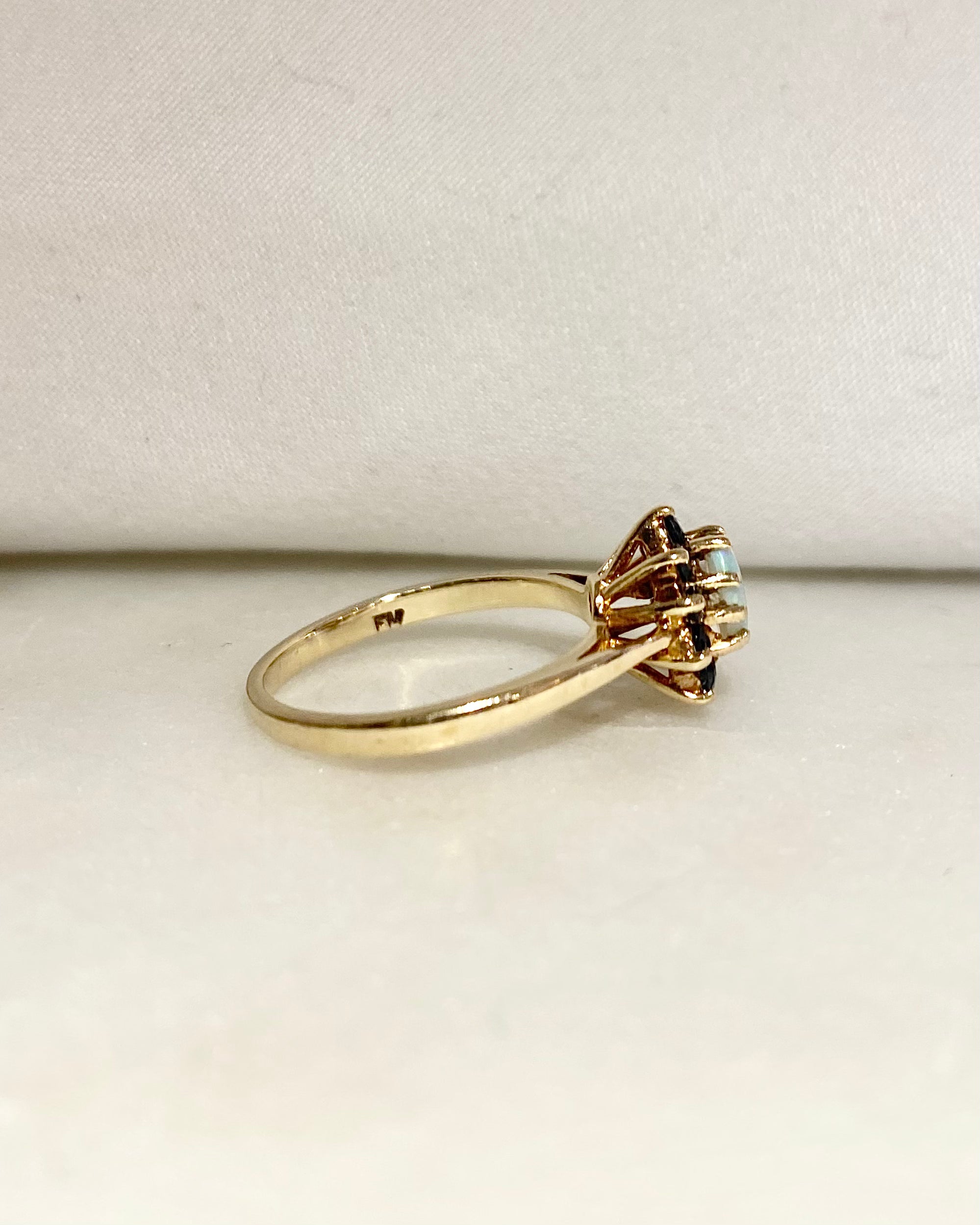 Anillo Margarita Ópalo 0.45 quilates y Zafiros "Alice"