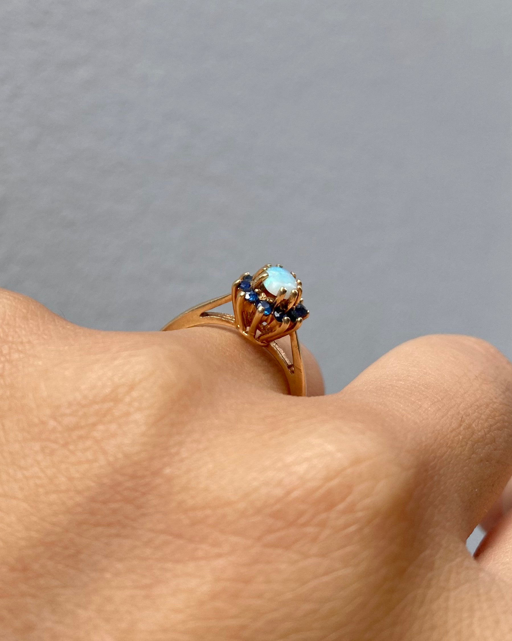 Anillo Margarita Ópalo 0.45 quilates y Zafiros "Alice"