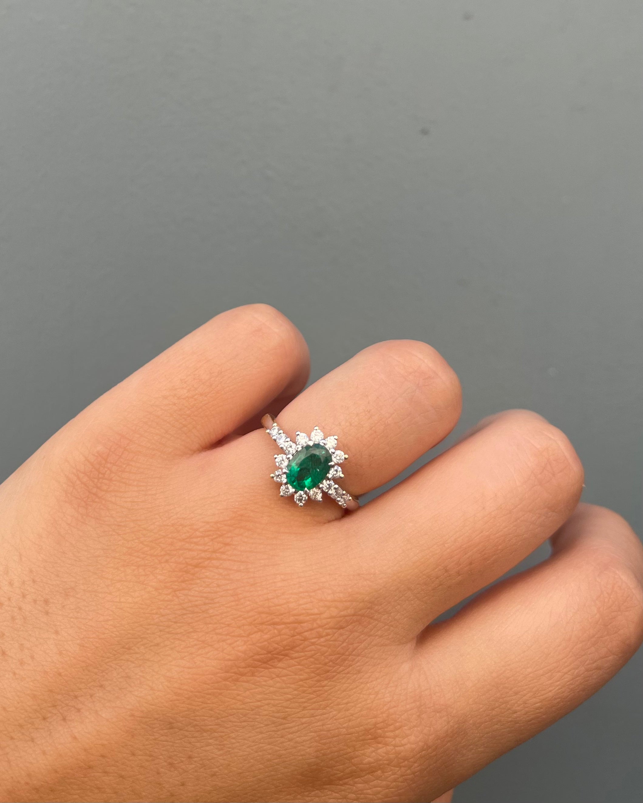 Anillo Margarita Esmeralda 0.65 quilates y Diamantes "Enéa"