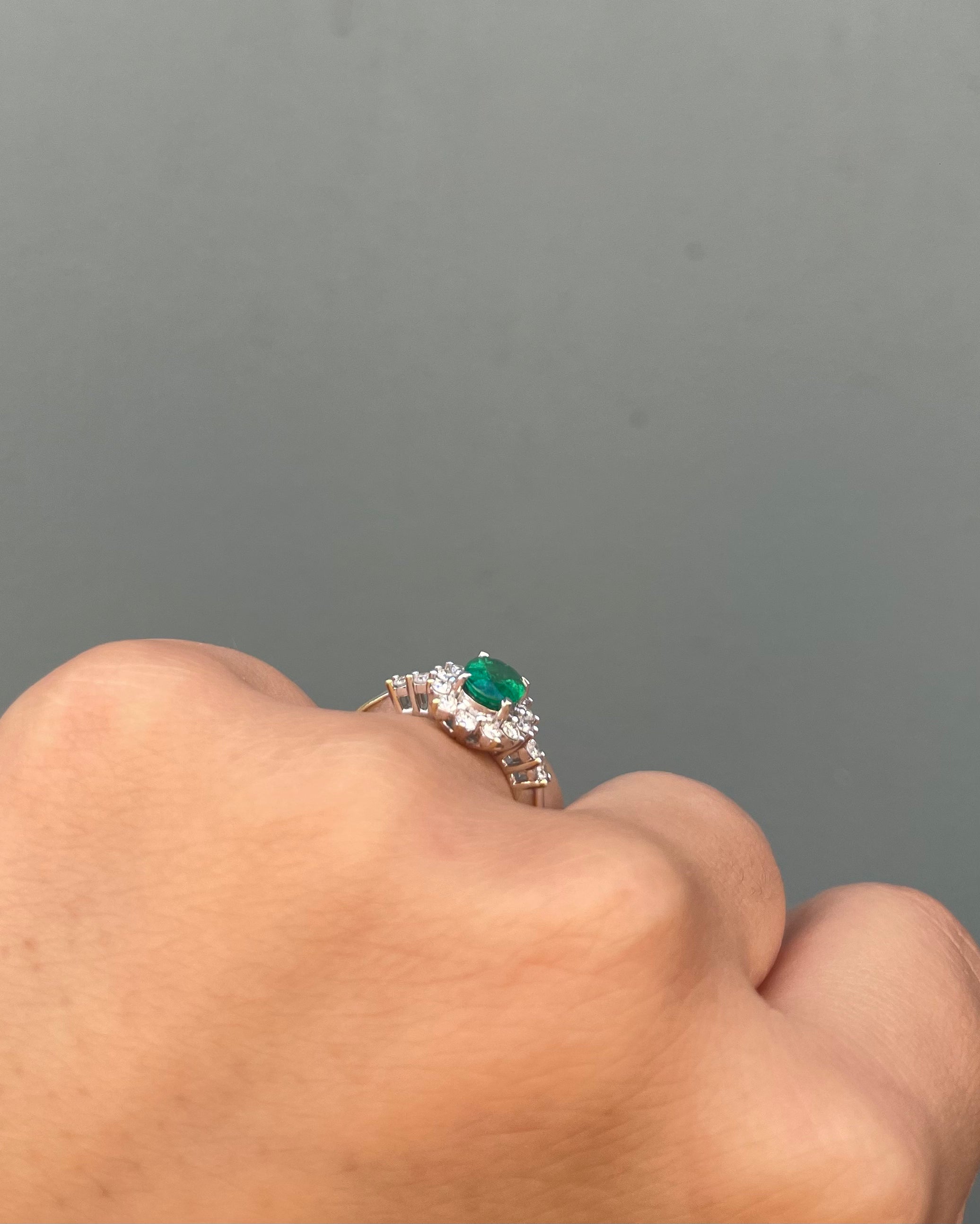 Anillo Margarita Esmeralda 0.65 quilates y Diamantes "Enéa"
