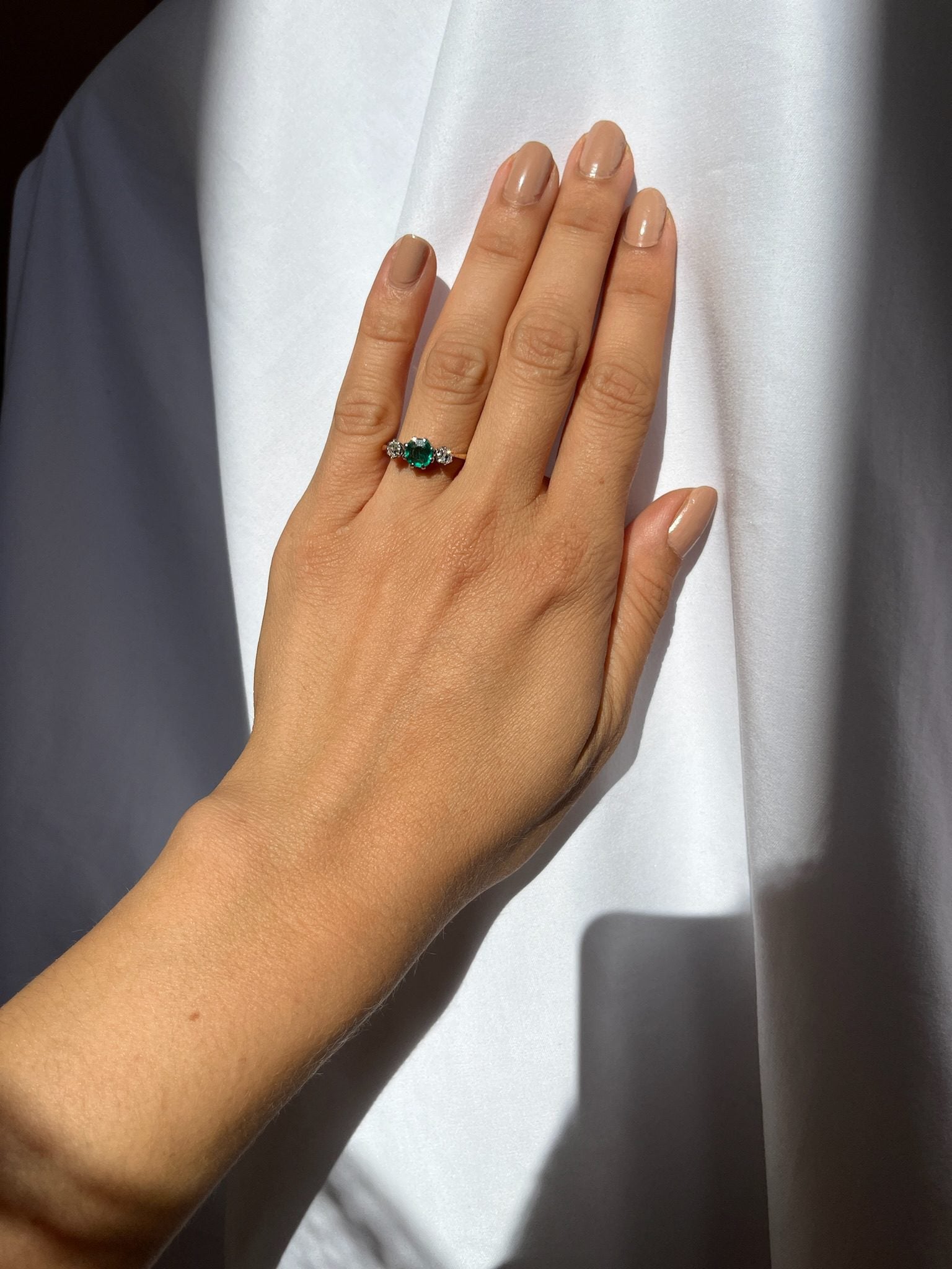 Anillo de trilogía de esmeraldas y diamantes "Ava"