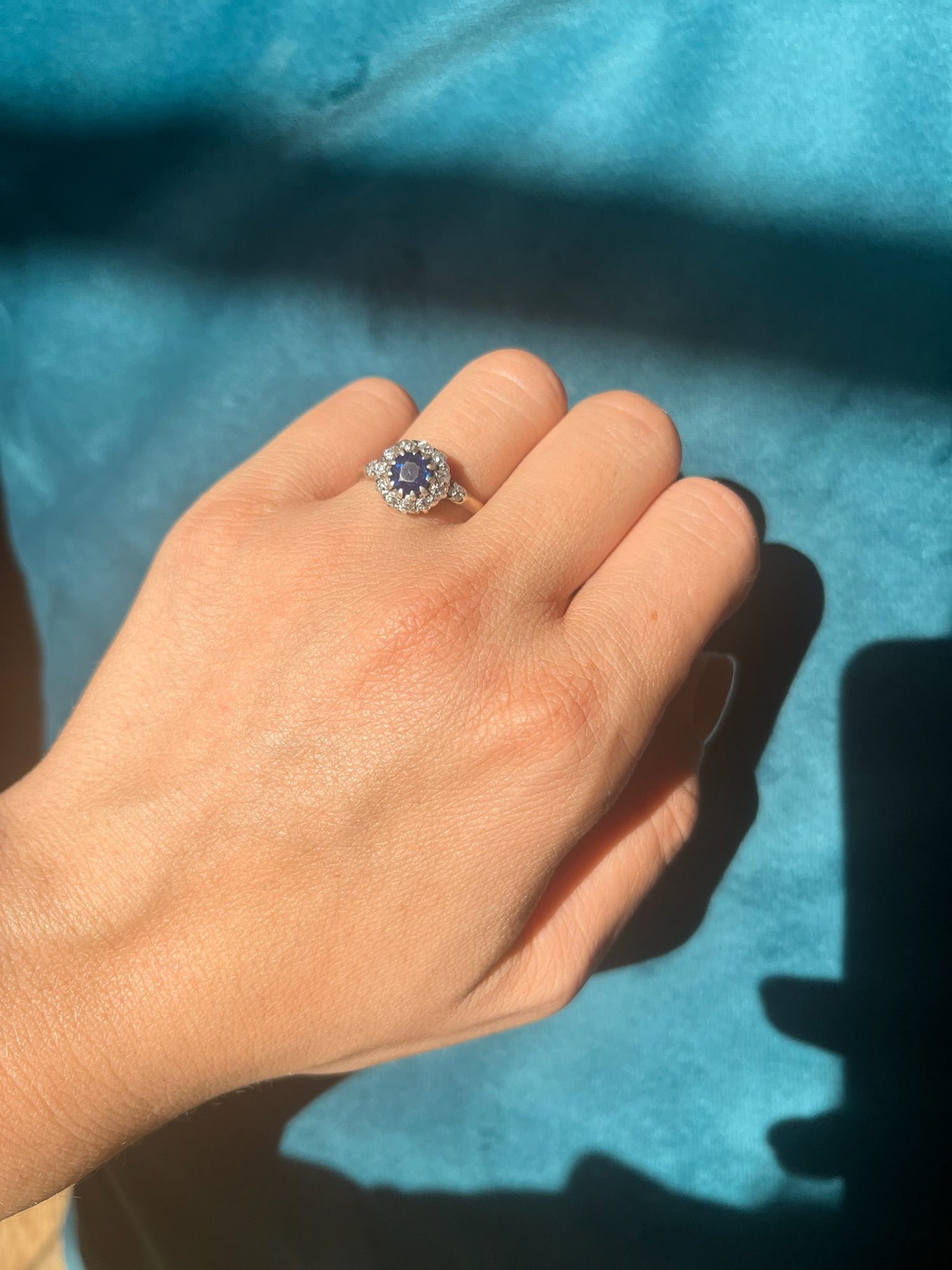 Bague Marguerite Saphir bleu royal et diamants "Mélia"