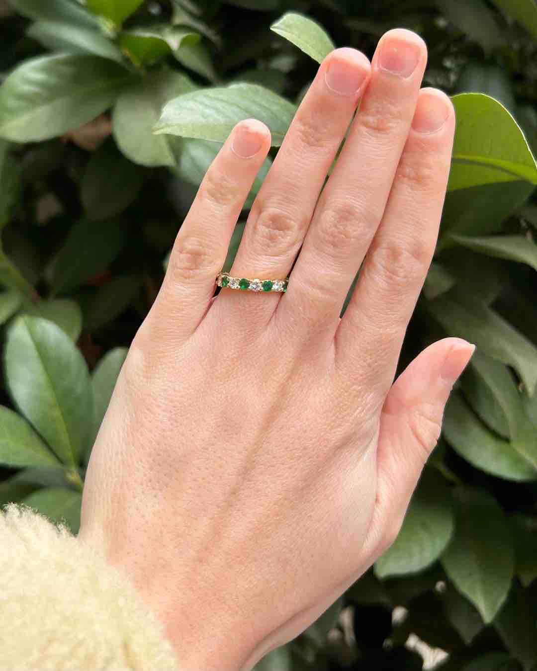 Anillo de bodas "Maegan" con esmeralda americana y diamantes