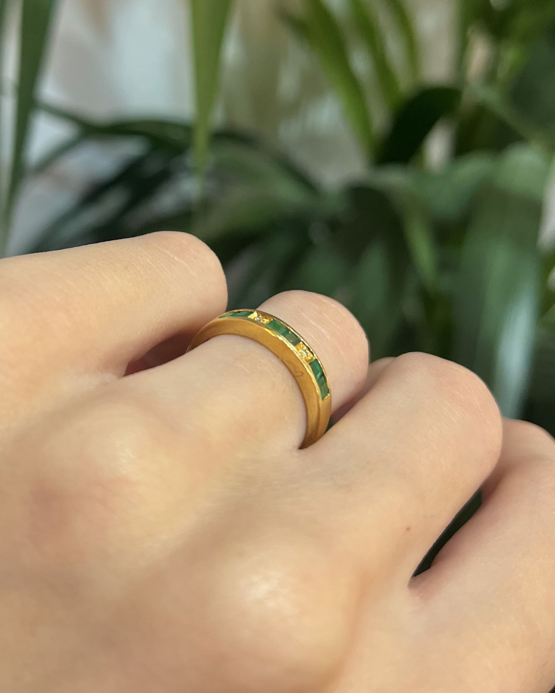 Half Alliance 6 Emeralds & 2 Diamonds "Hazel"