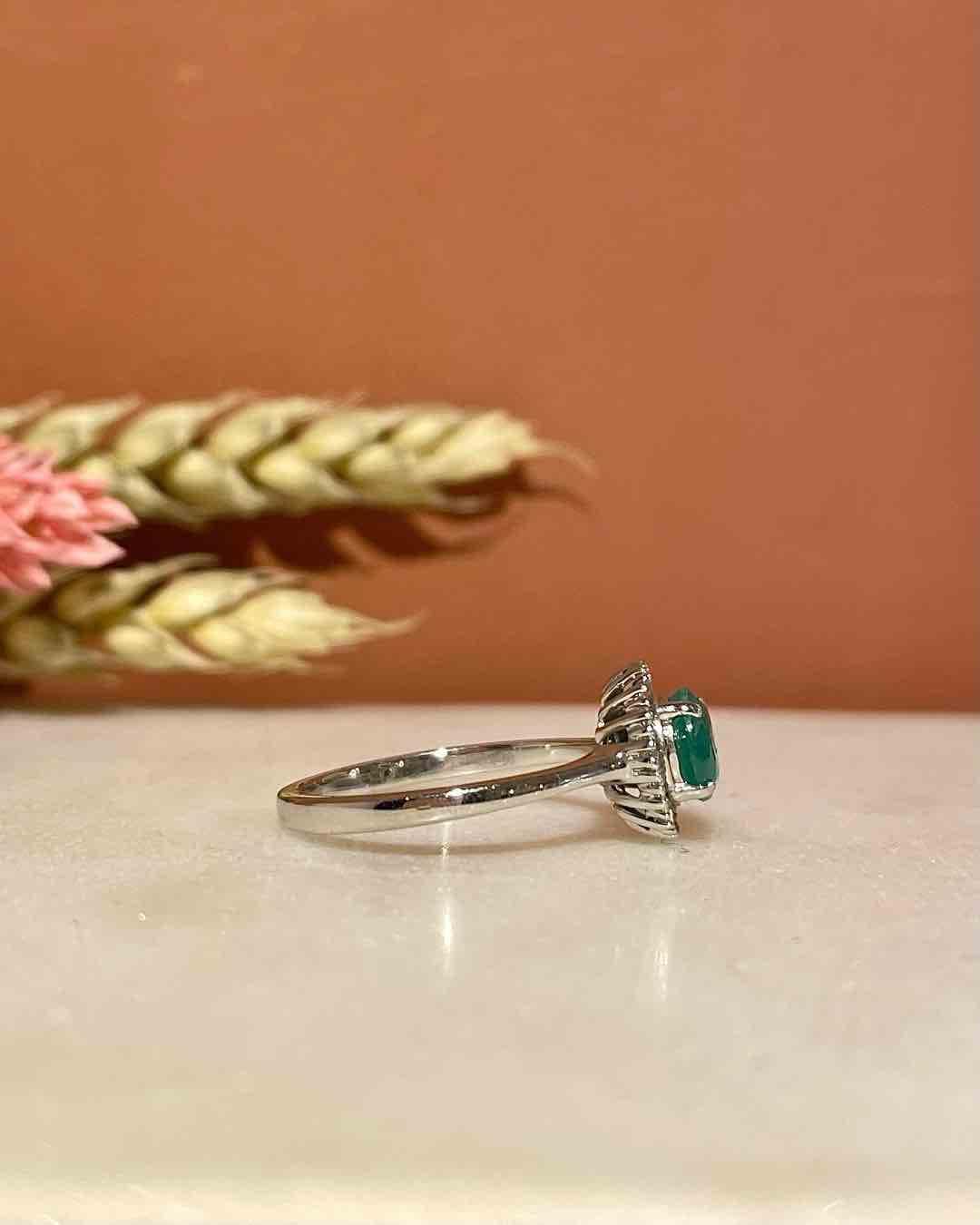 Bague Style Art-Déco Émeraude 0.80 carat & Diamants "Évélia" - Elliade Paris