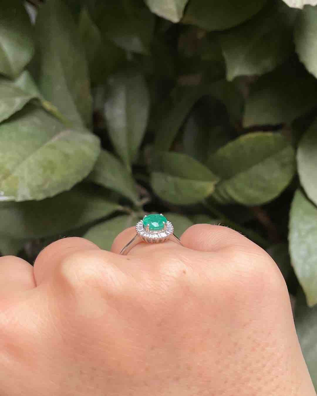 Bague Style Art-Déco Émeraude 0.80 carat & Diamants "Évélia" - Elliade Paris