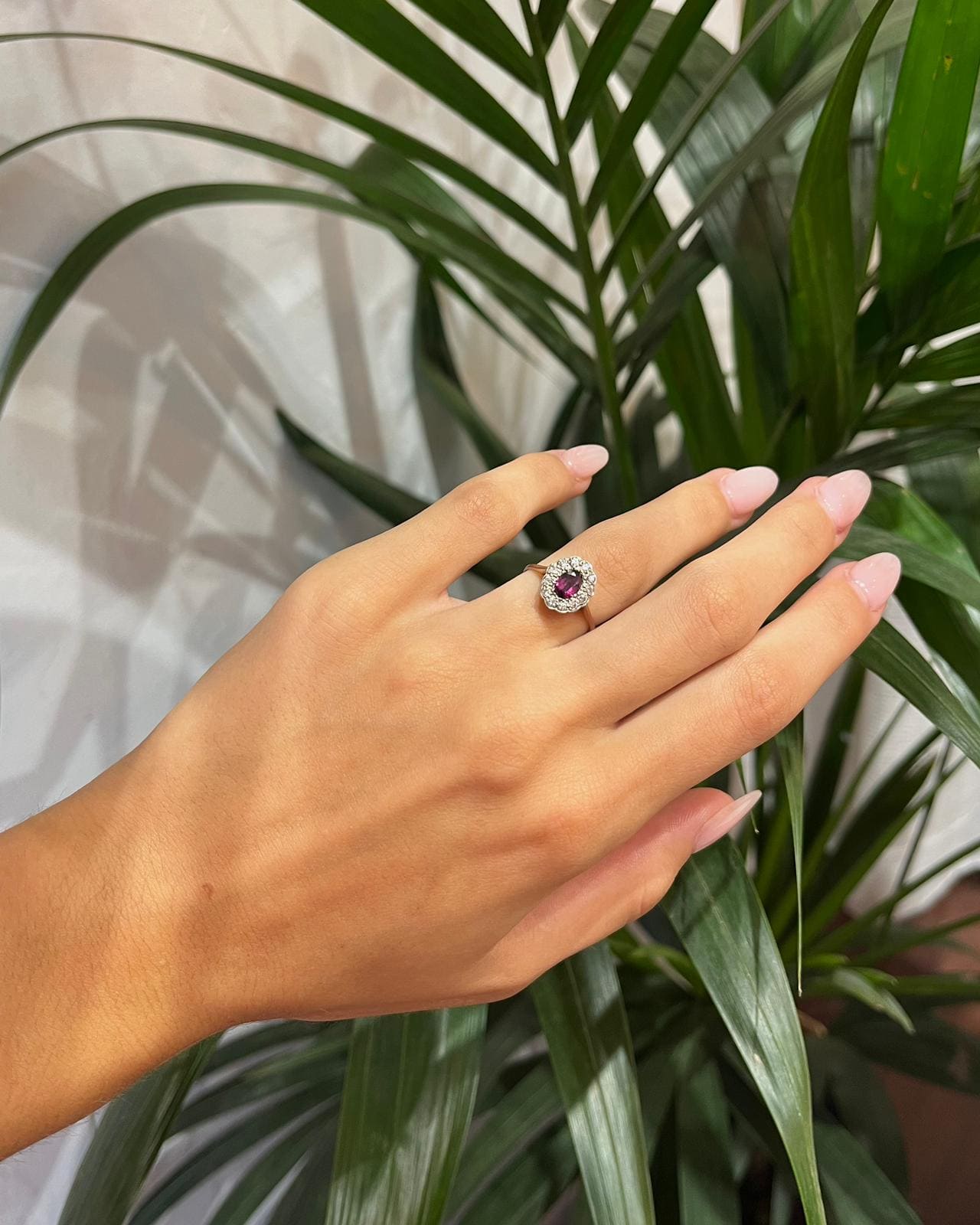 Anillo "Ally" con margaritas de granate y diamantes
