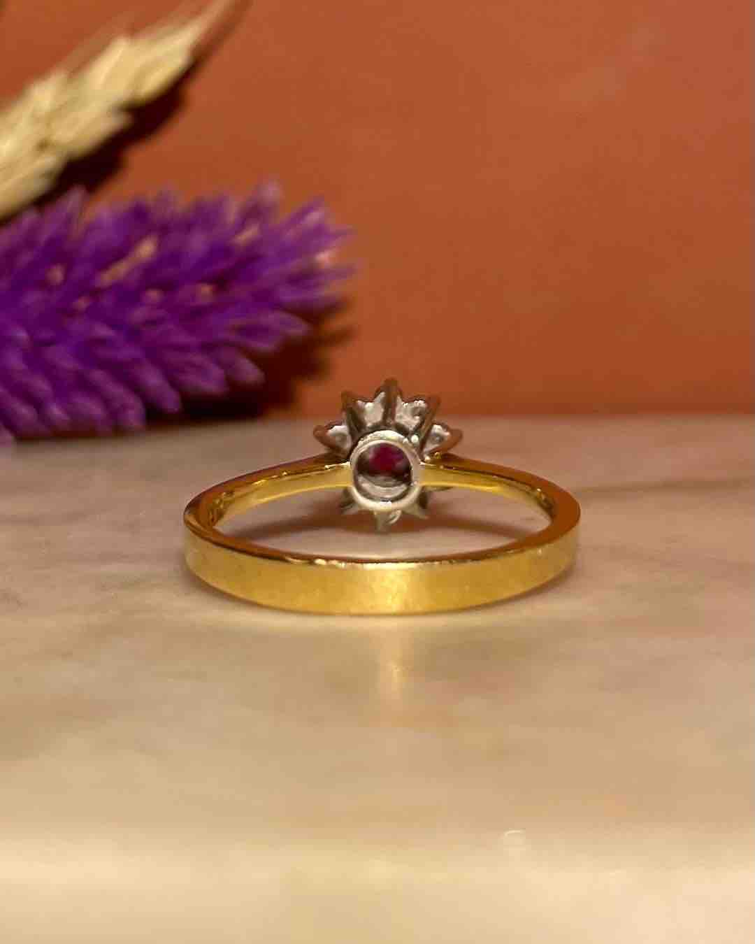 Anillo de margaritas con rubí y diamantes "Nadia"