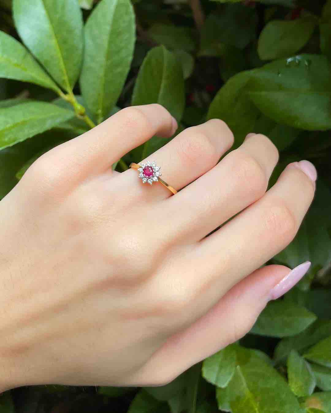 Anillo de margaritas con rubí y diamantes "Nadia"