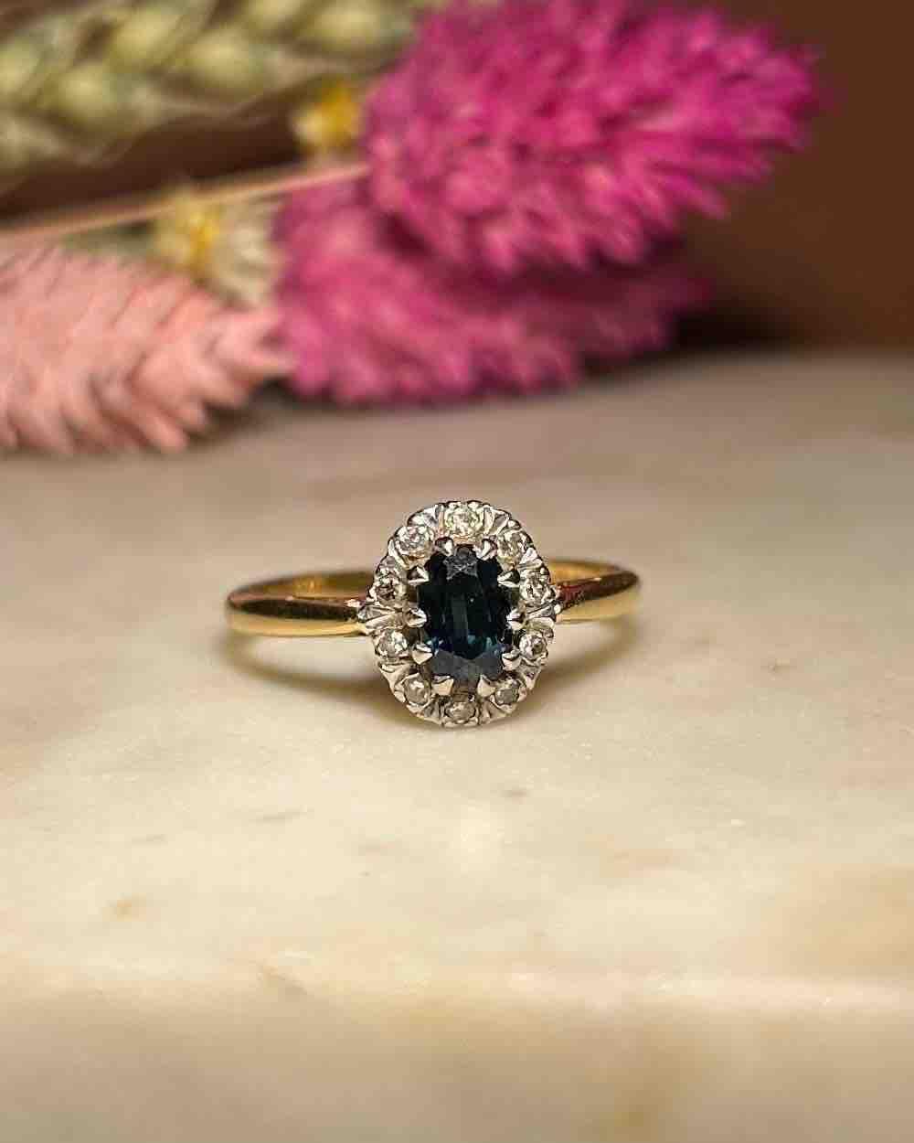 Anillo de margaritas con zafiro y diamantes "Angie"