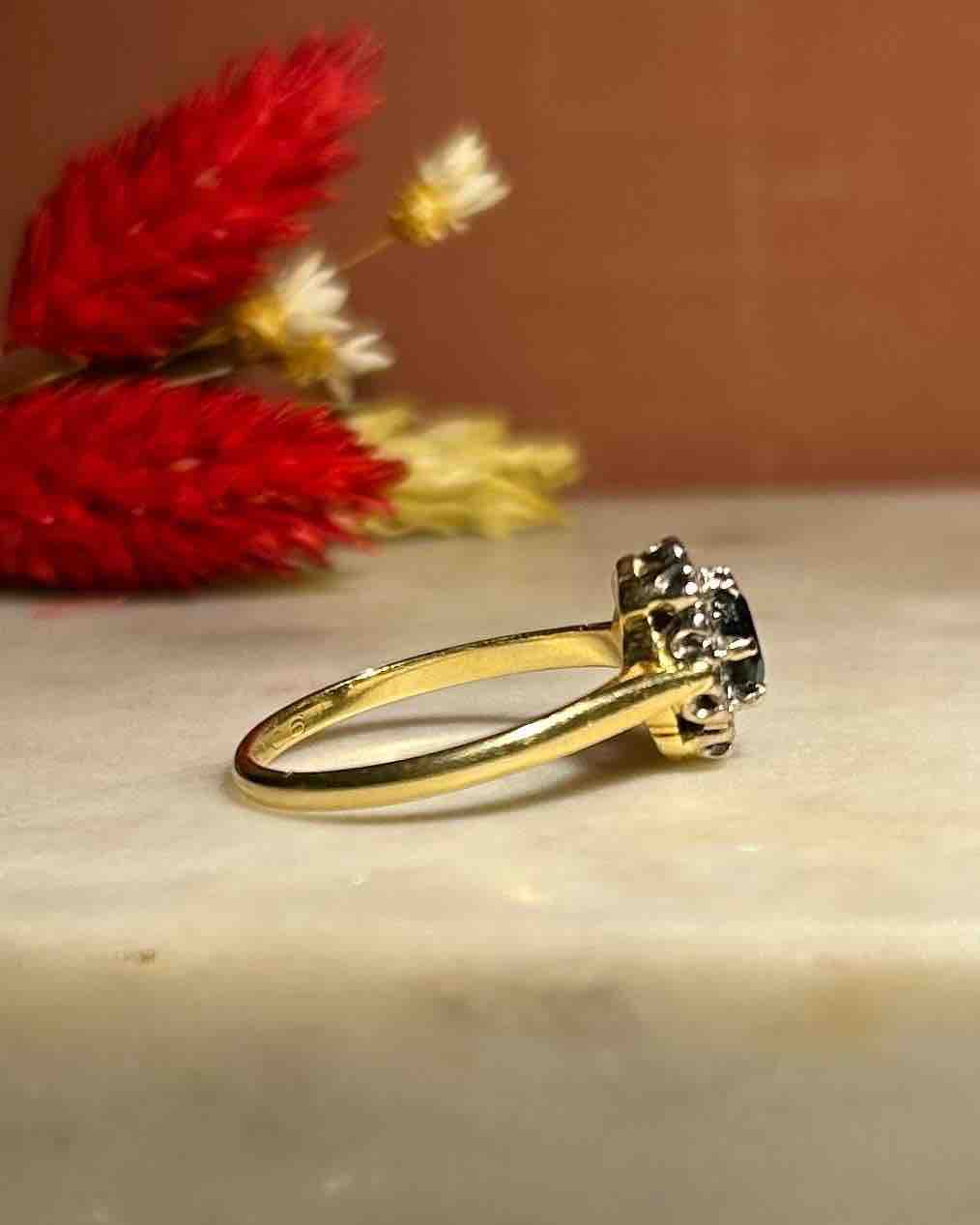Anillo "Denise" con margaritas de zafiro y diamantes