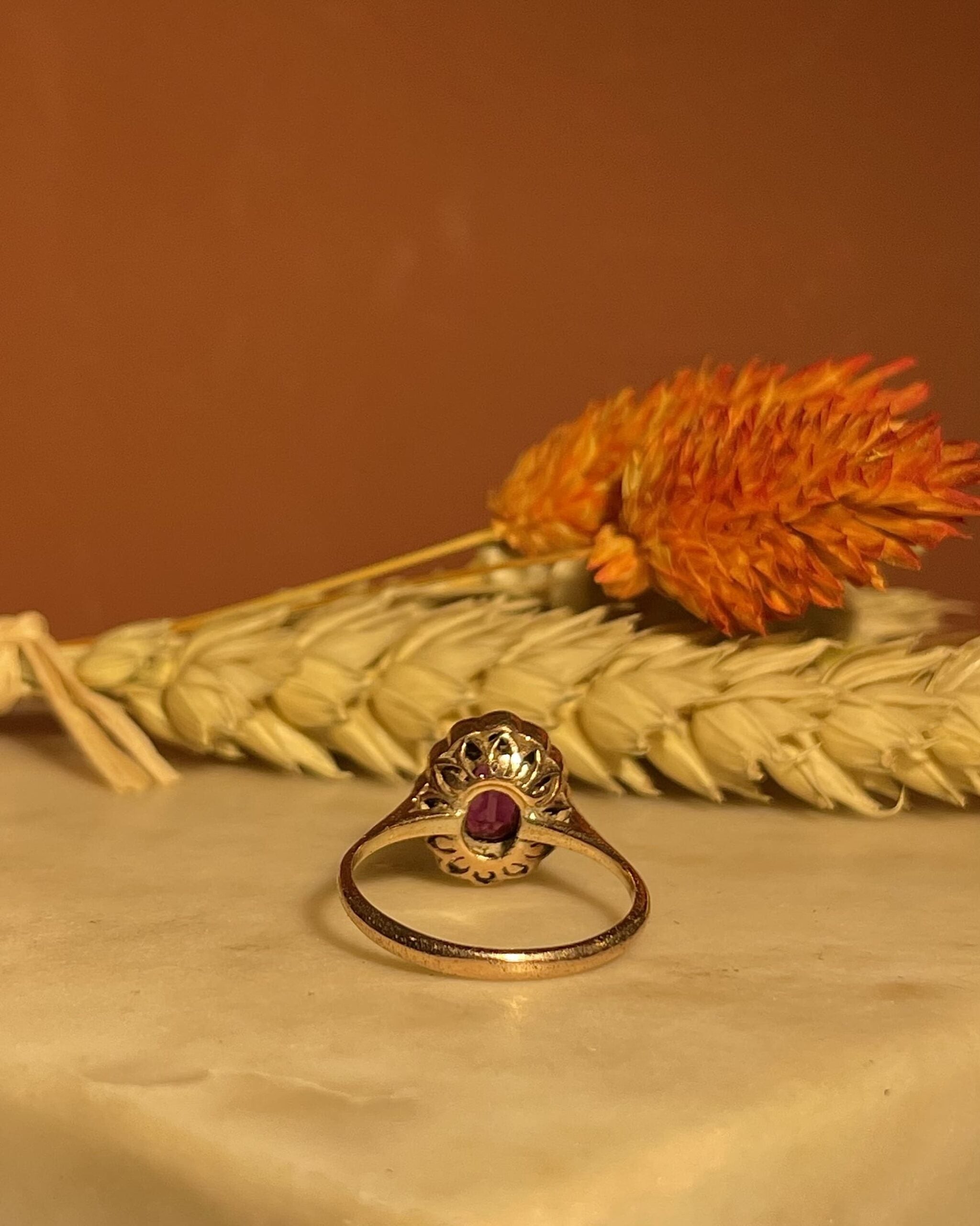Anillo "Ally" con margaritas de granate y diamantes