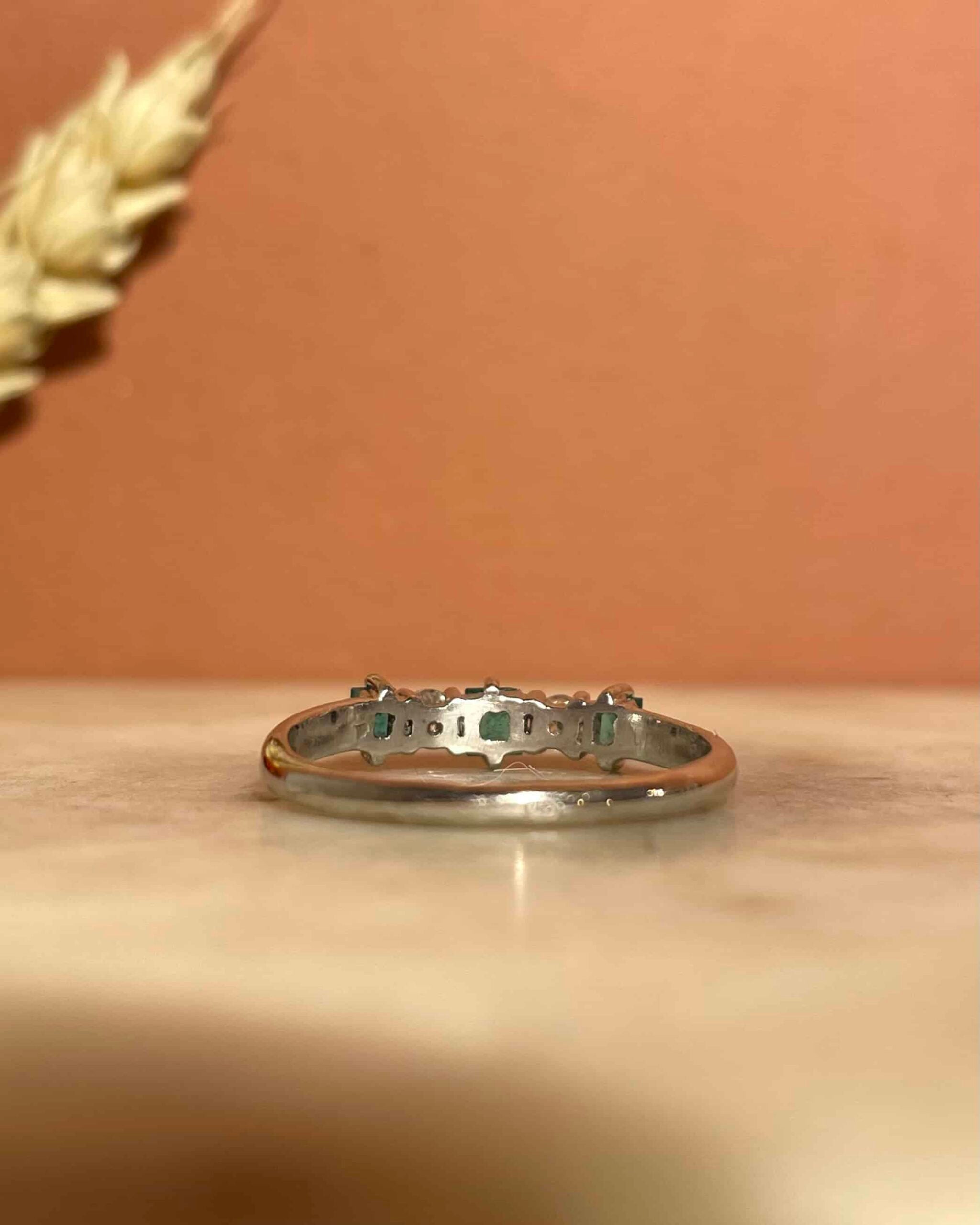 Anillo de río "Flora" con esmeralda y diamantes