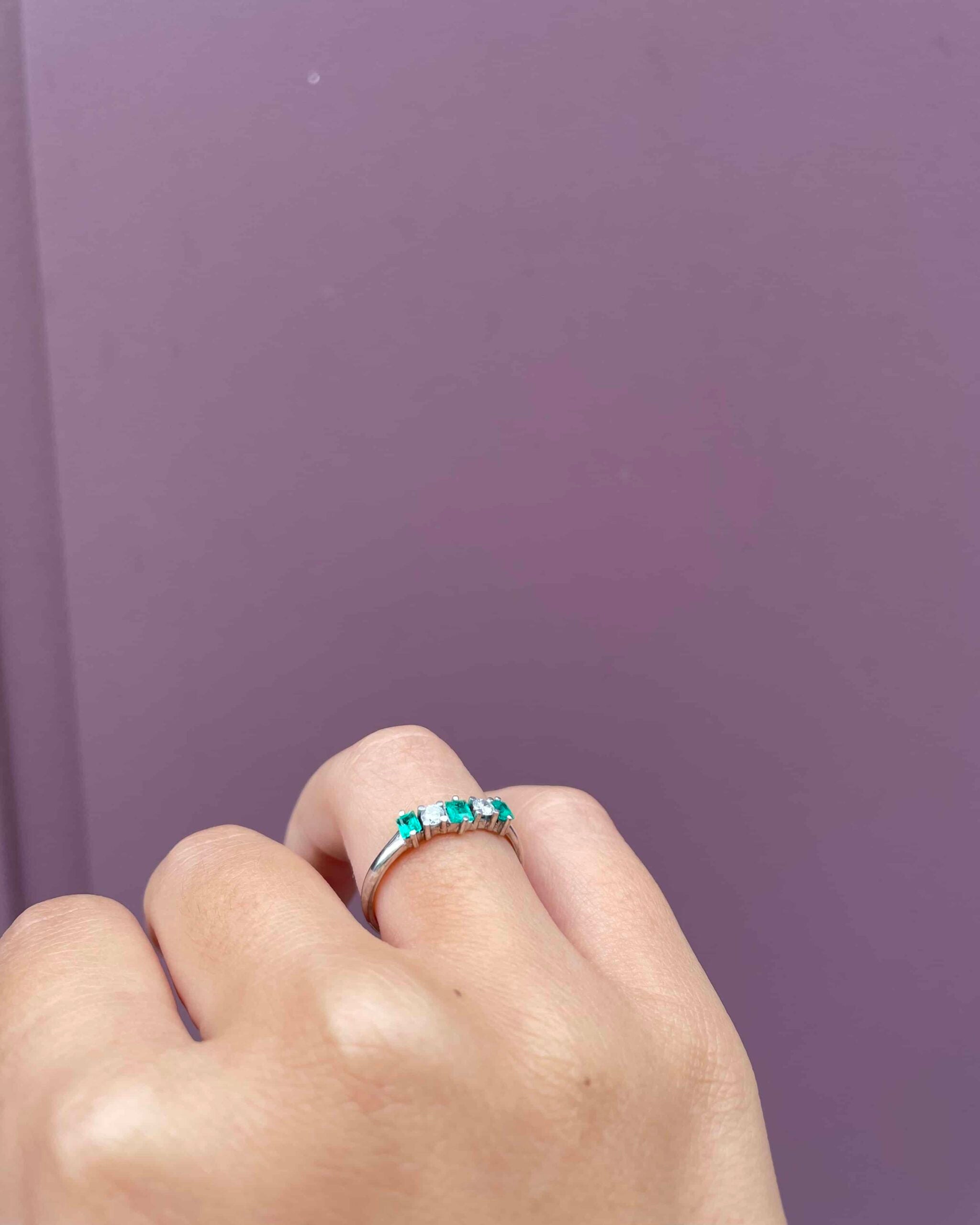 Anillo de río "Flora" con esmeralda y diamantes