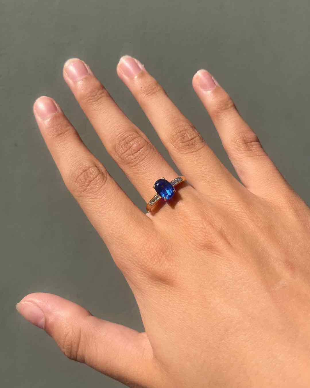 Anillo solitario de zafiro y diamante "Capucine"