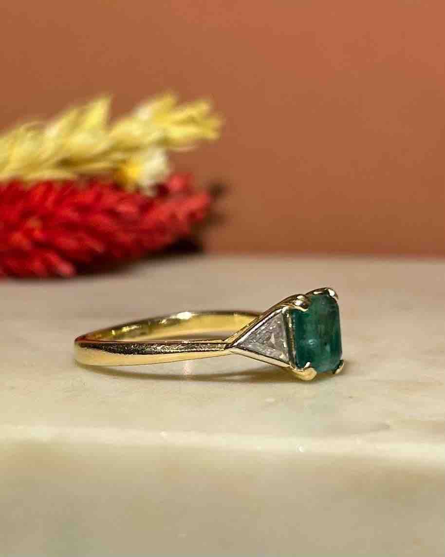Anillo "Jailys" de trilogía de esmeraldas y diamantes de 1,80 quilates