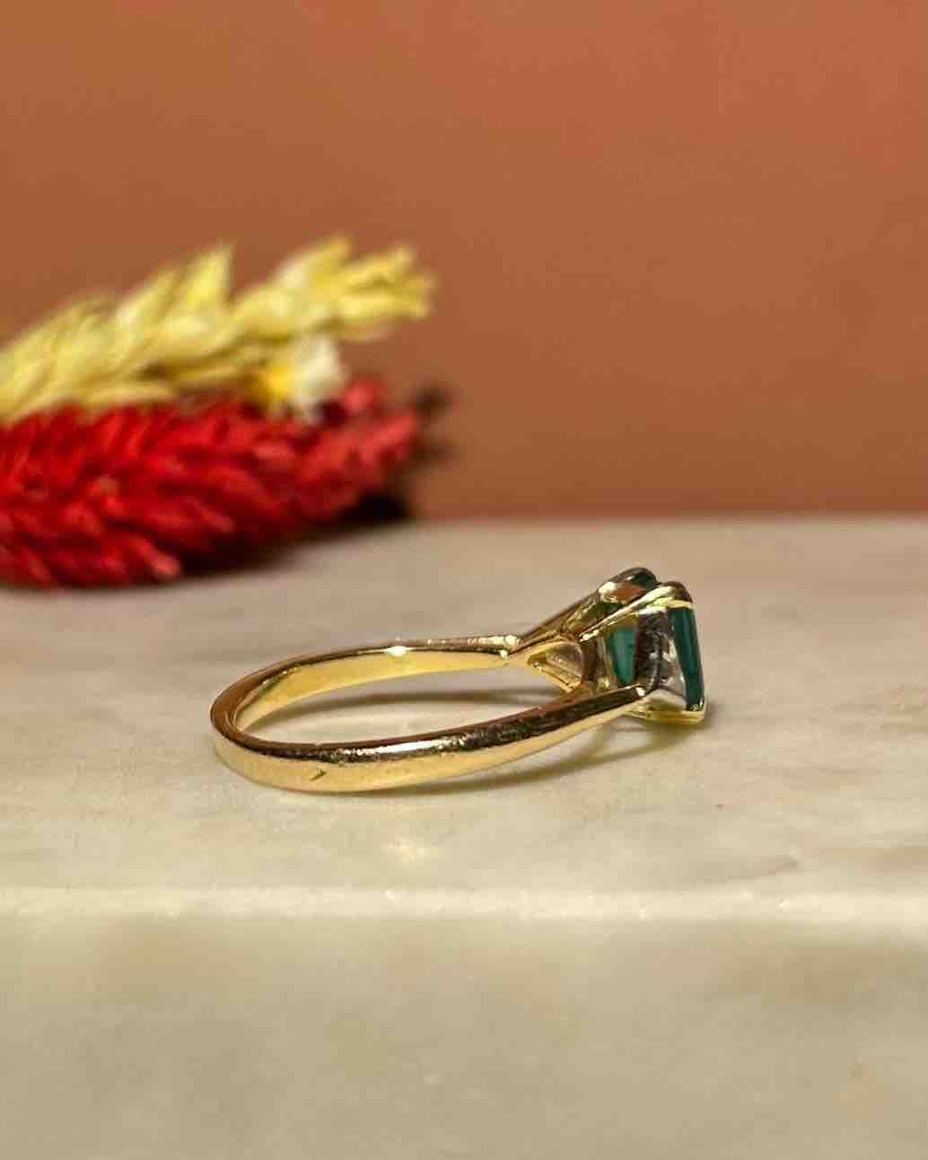 Anillo "Jailys" de trilogía de esmeraldas y diamantes de 1,80 quilates